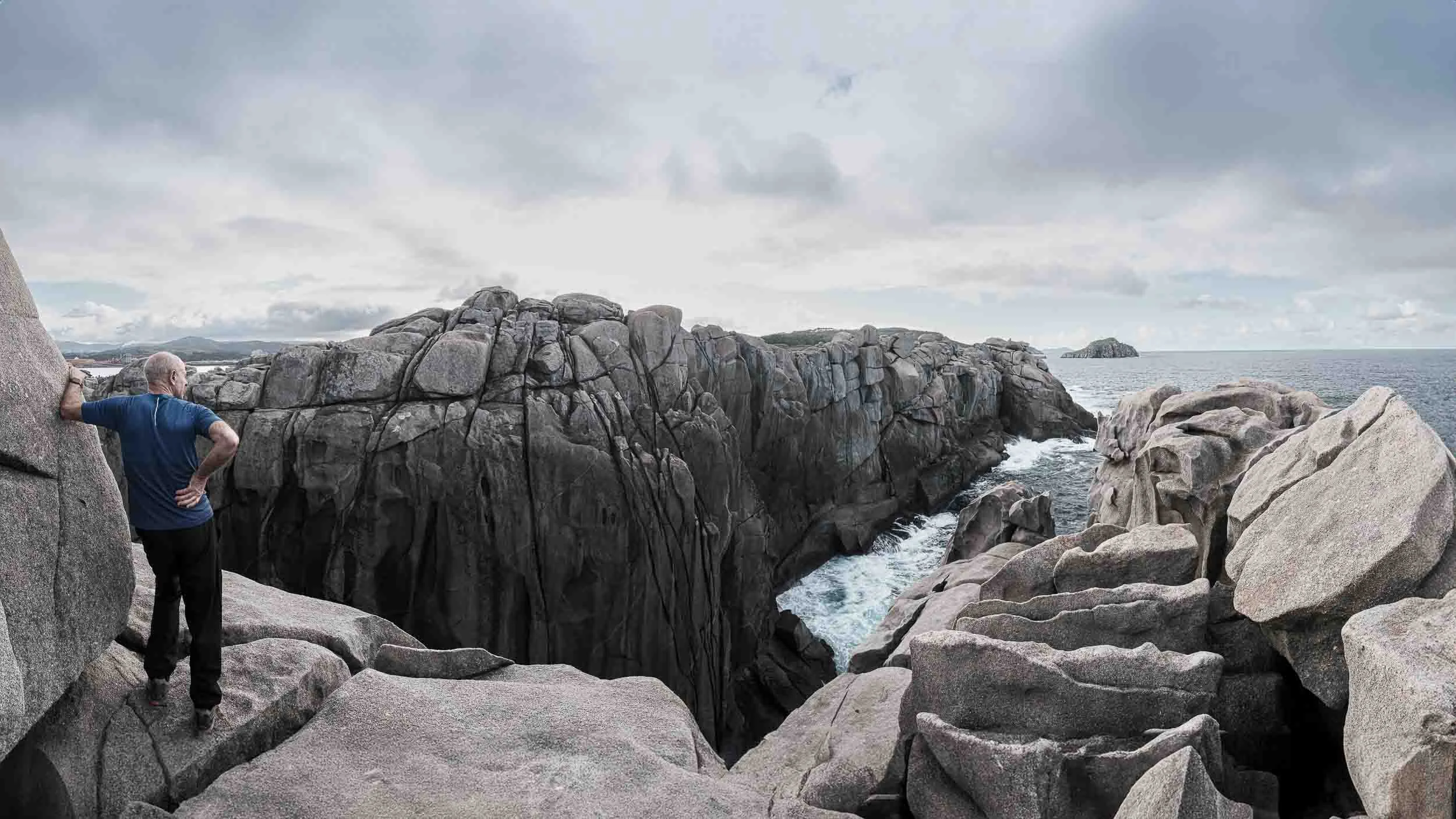 Peregrinos recorriendo los Acantilados de Papel del Camiño do Mar en A Mariña Lucense.