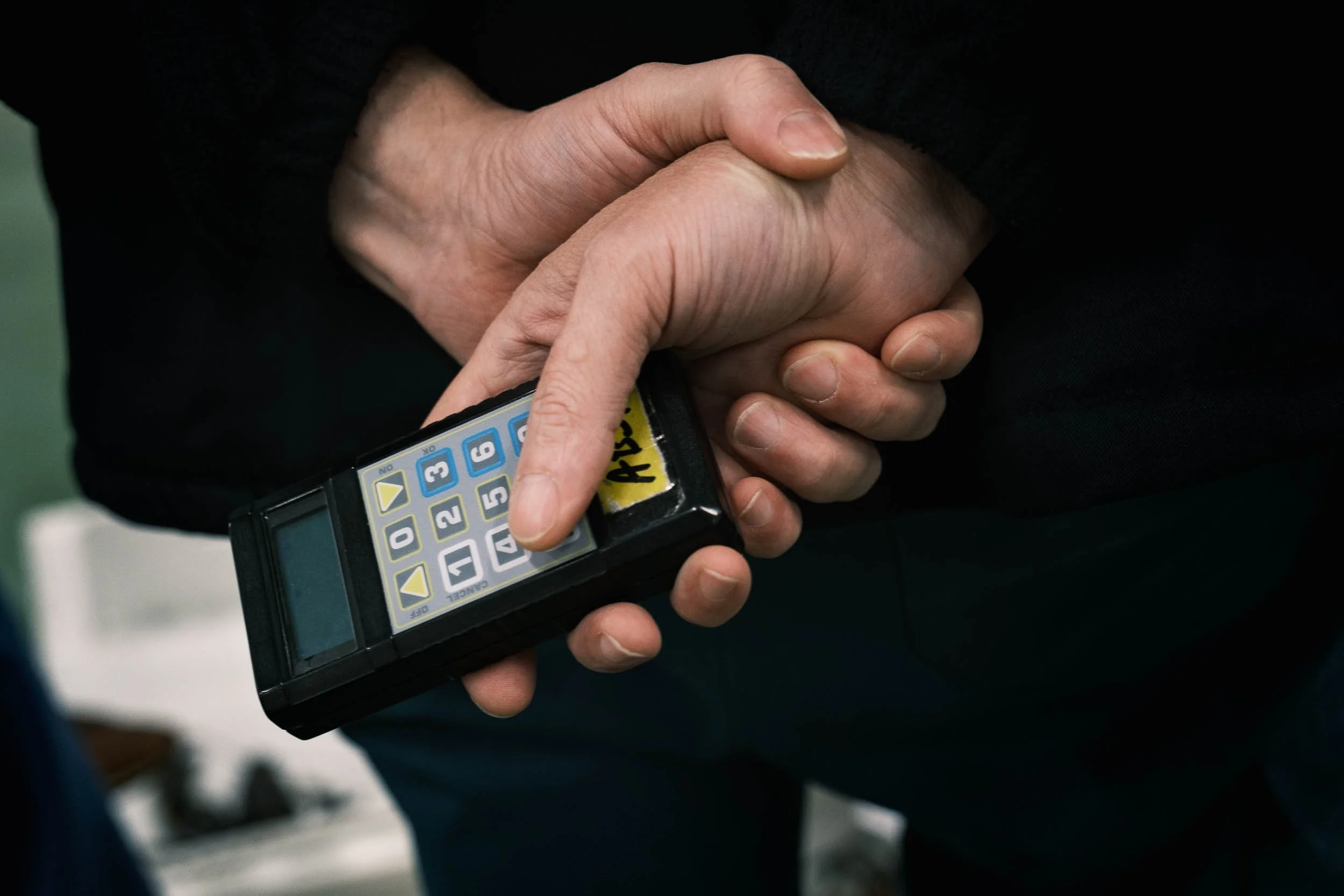 Detalle del control electrónico para la puja durante la subasta de pescado o marisco en la lonja de Burela.