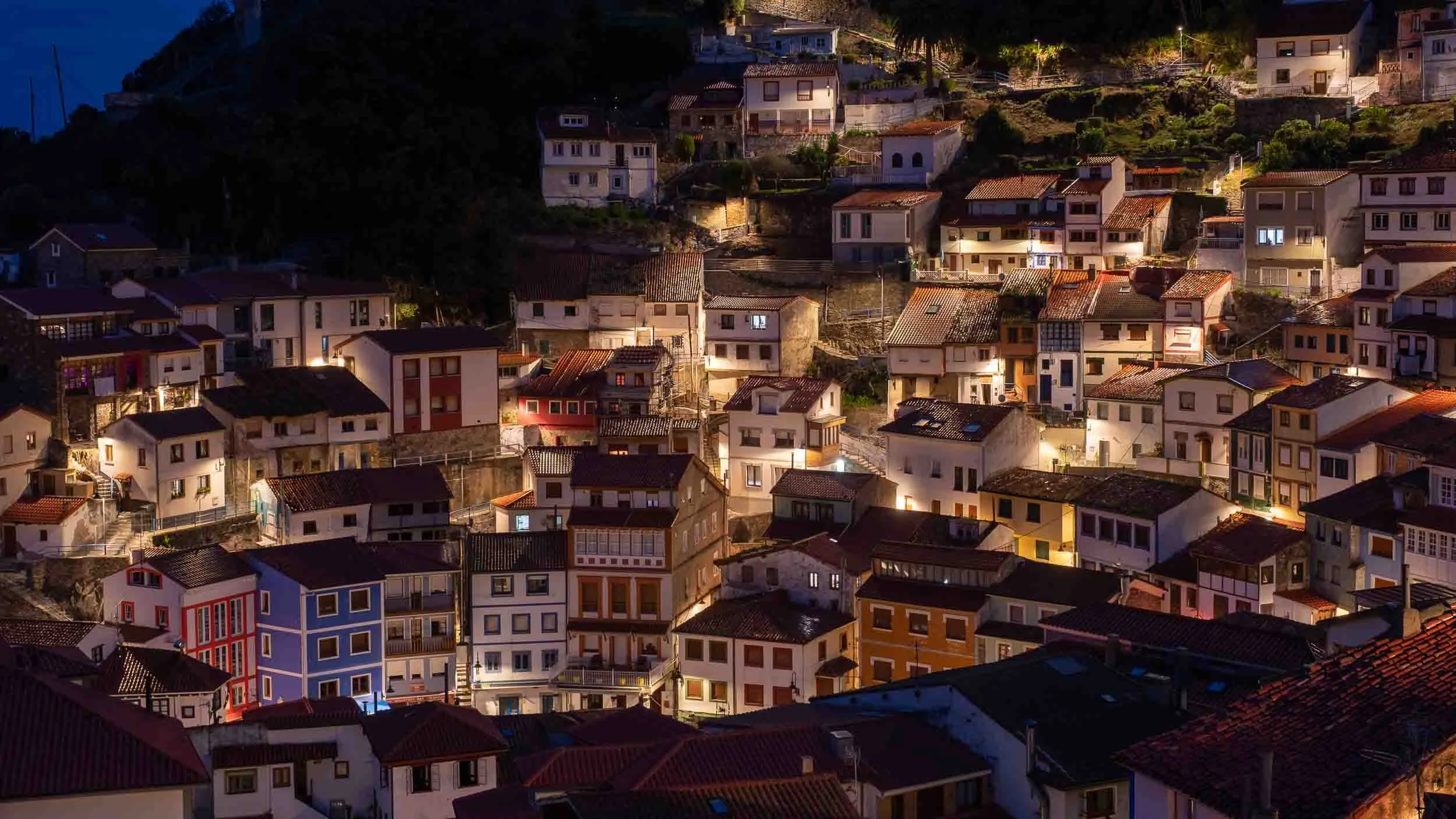Vista panorámica del pueblo marinero de Cudillero, Asturias, resaltando su anfiteatro de casas de colores frente al mar Cantábrico.