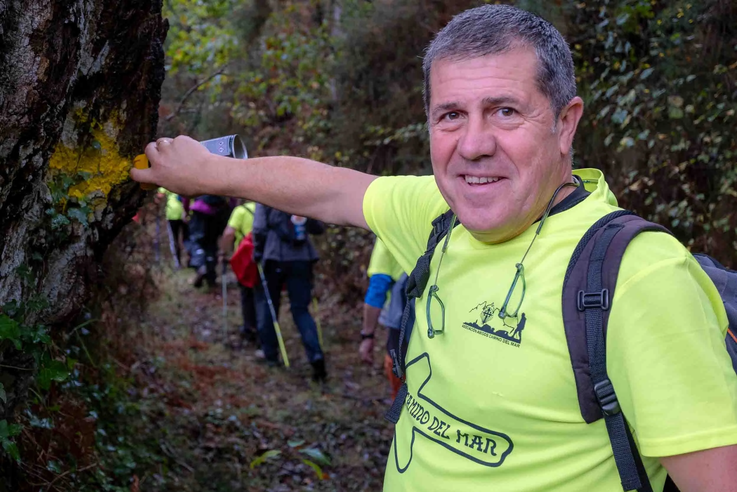 Manuel Vicente y miembros de la asociación durante una etapa del Camiño do Mar.
