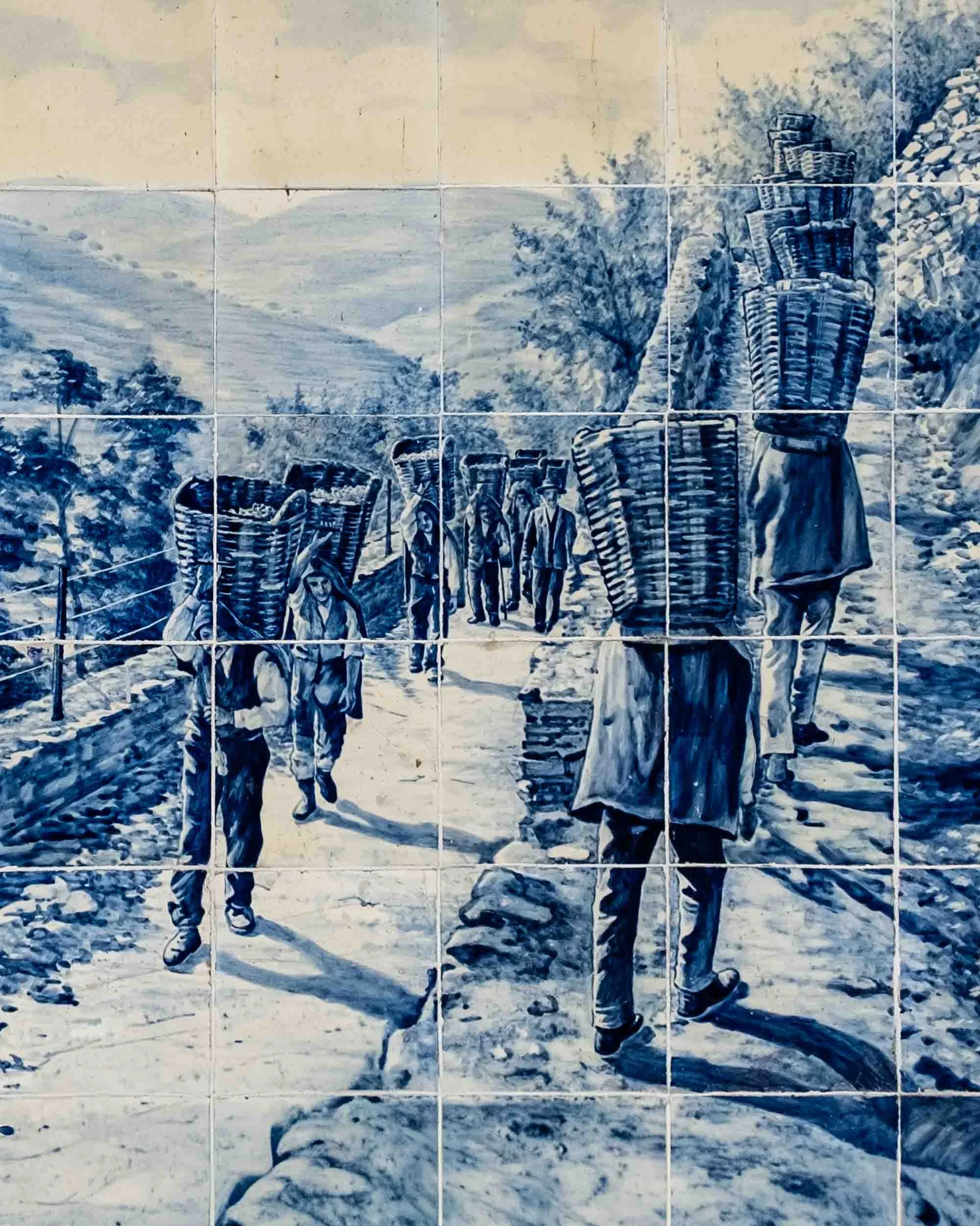 Detalle del panel de azulejos de la estación de tren de Pinhão que representa la vendimia tradicional en el Douro.