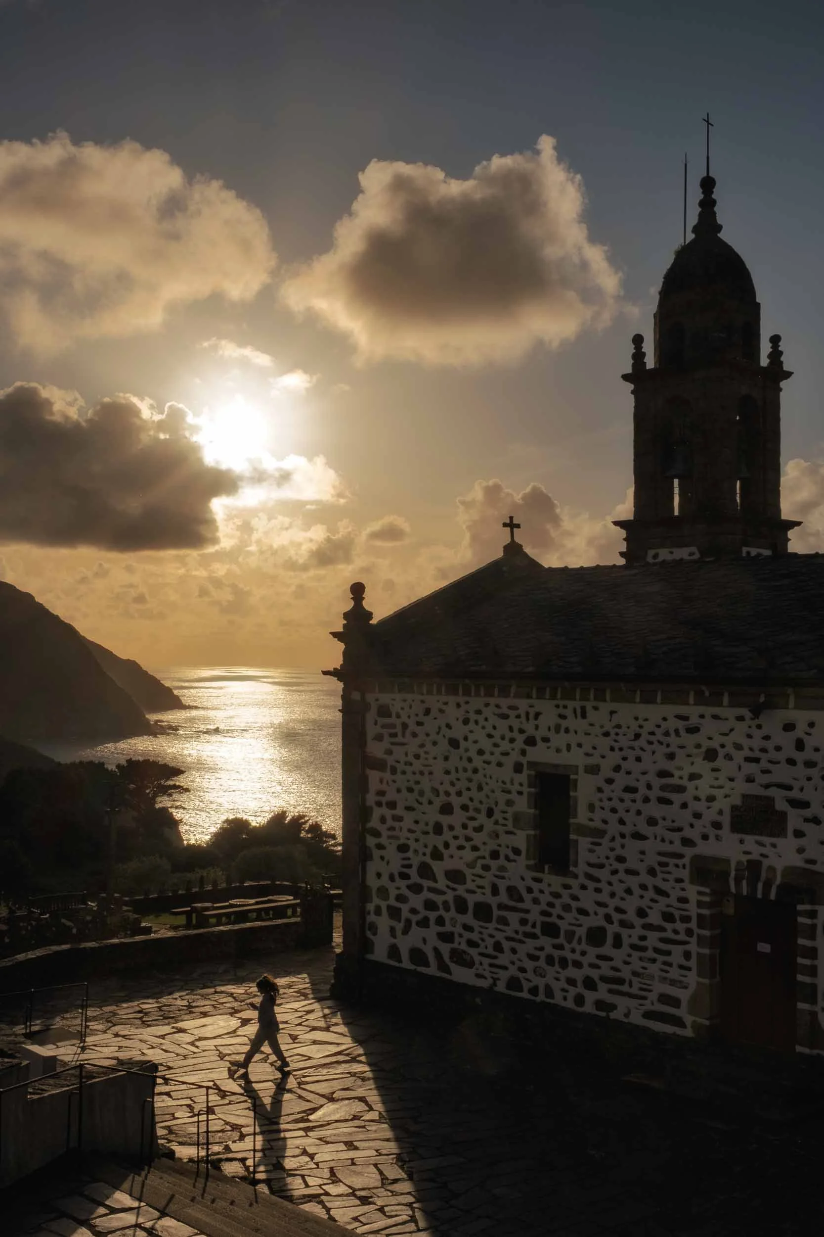 Aldea de San Andrés de Teixido en los acantilados de Vixía Herbeira, capturando el misticismo del lugar de peregrinación.