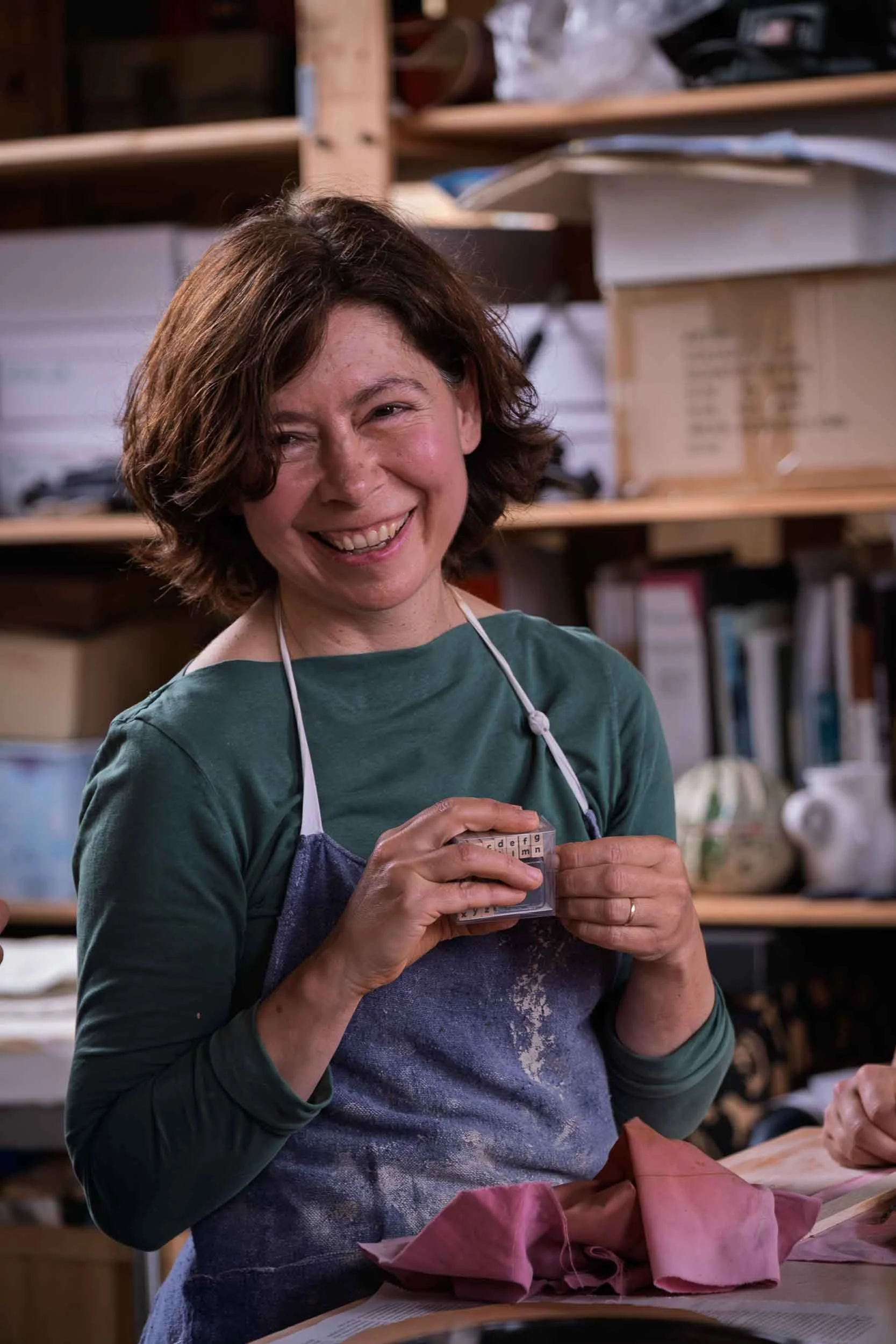 Retrato de la ceramista Lucía Catuxo trabajando en su estudio de A Casa do Cura