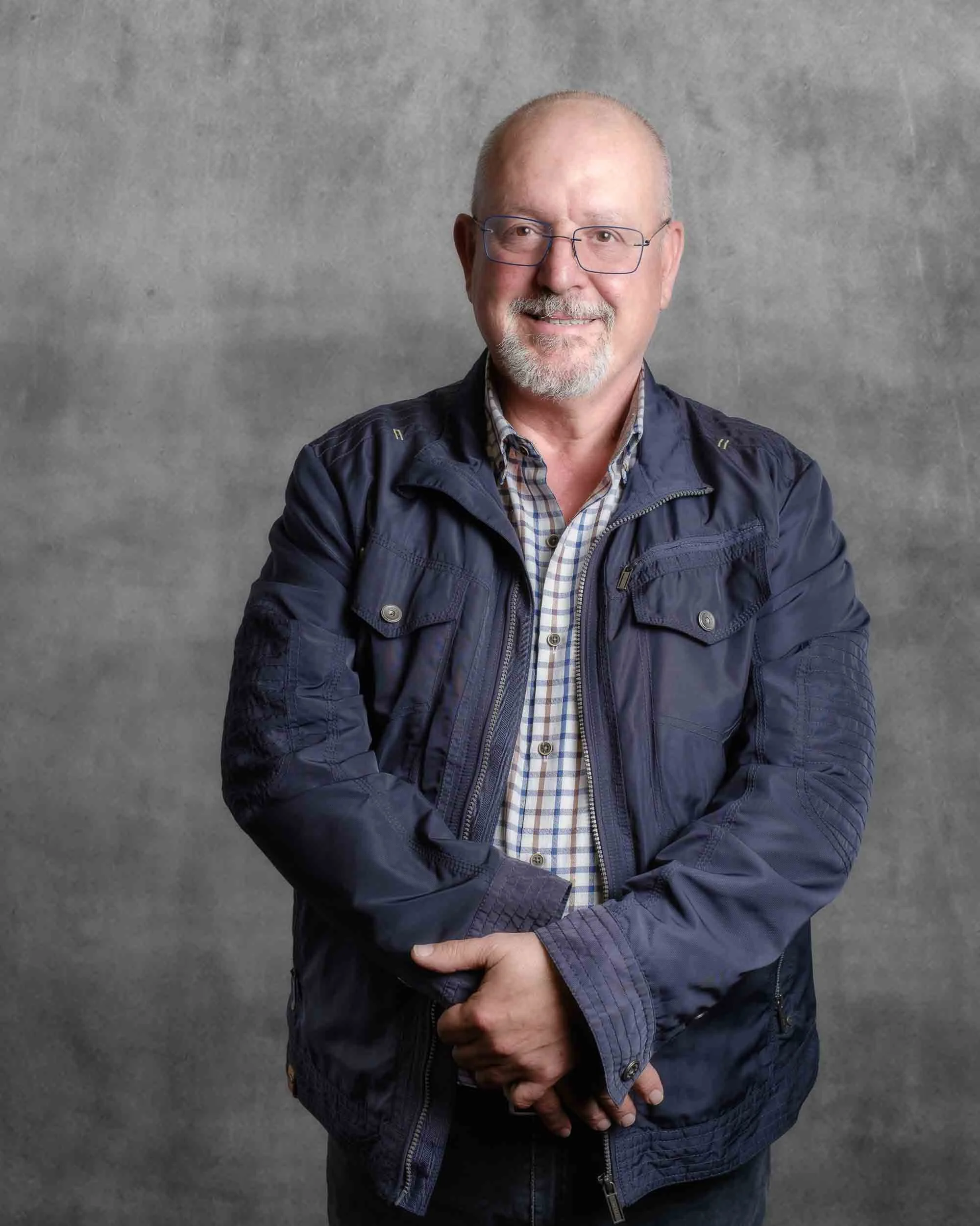 Retrato de estudio de candidato masculino. Iluminación envolvente que resalta la expresión de seguridad y la postura profesional, diseñado para campañas electorales de alta gama.