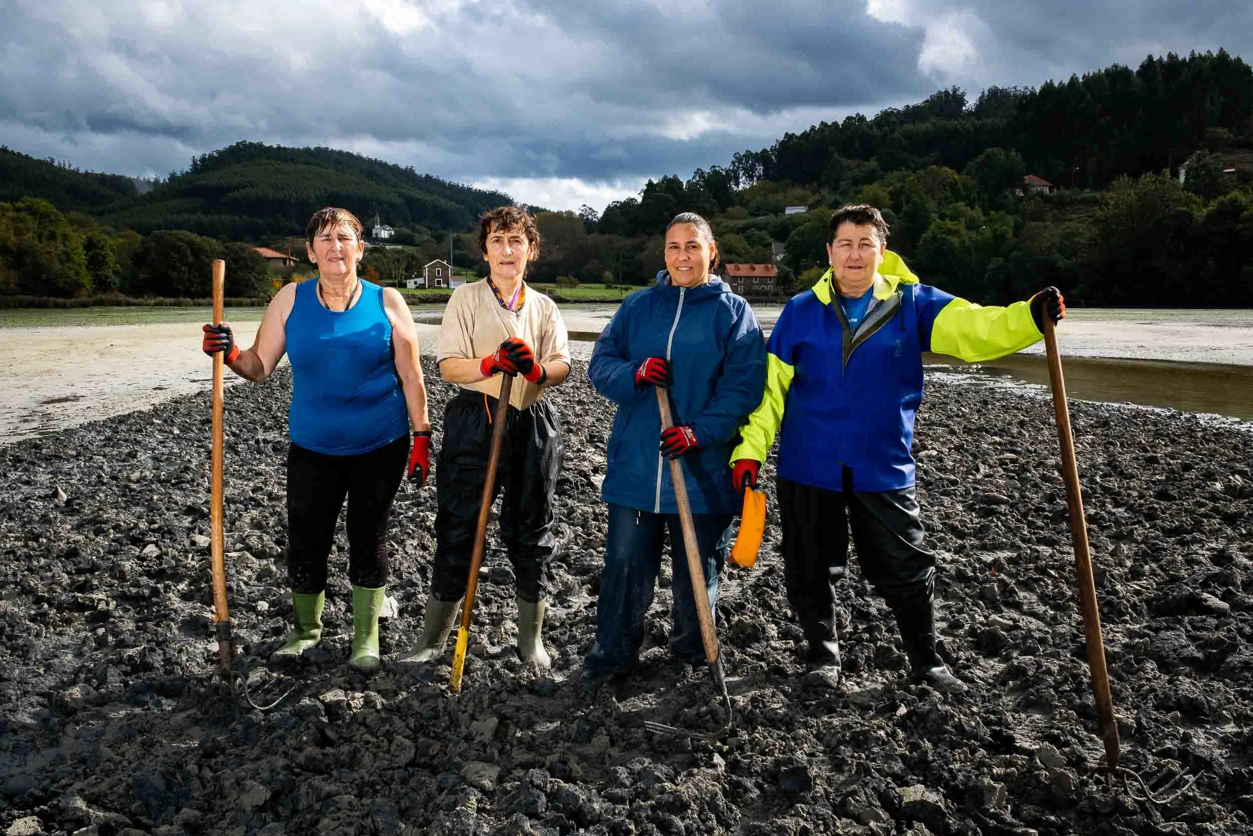 Grupo de mujeres trabajando en la ría de Cedeira, fotografía documental sobre el marisqueo y la labor femenina en la costa gallega.