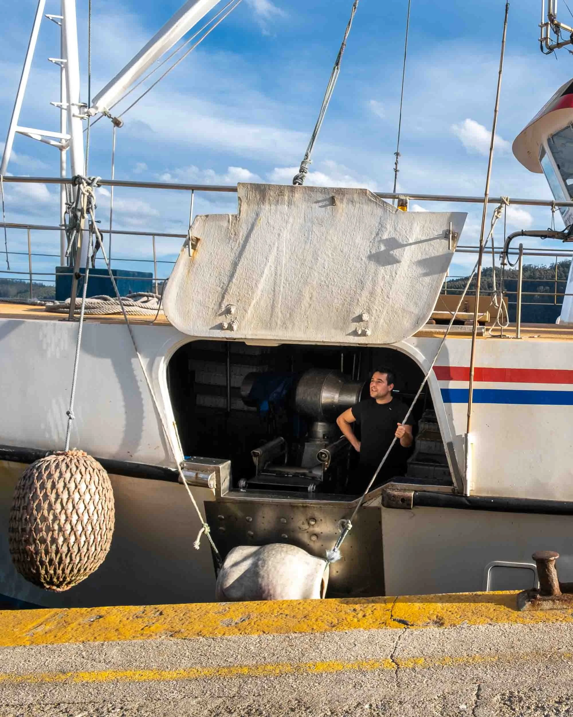 Barco pesquero de bajura descargando pescado fresco en uno de los muelles del Puerto de Cedeira, Galicia. 