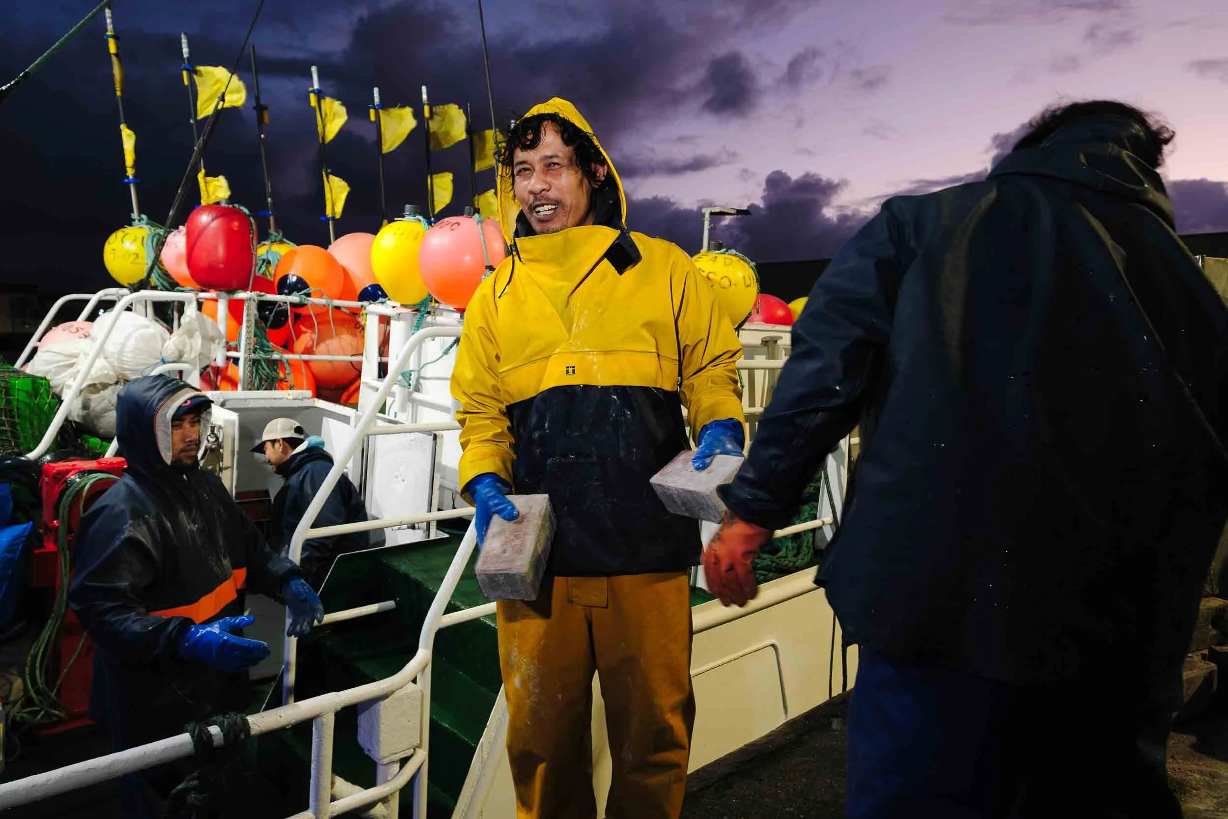 Retrato documental de un trabajador del mar durante la descarga nocturna en el puerto de Burela.