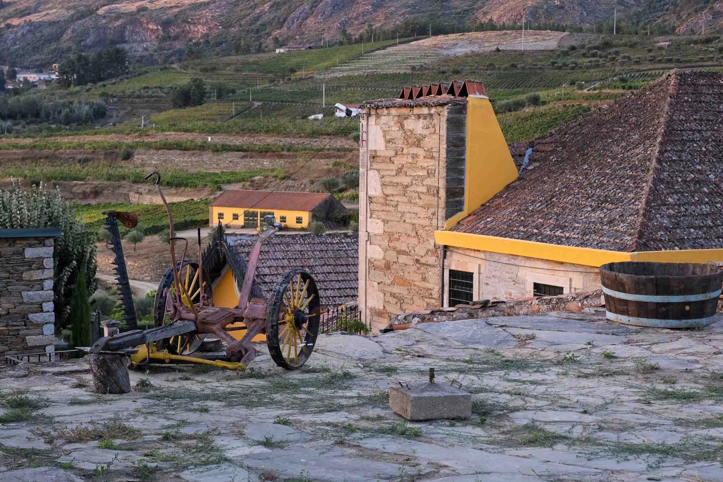 Sala de crianza de Quinta do Monte Travesso con barricas de roble donde reposa el vino del Douro.