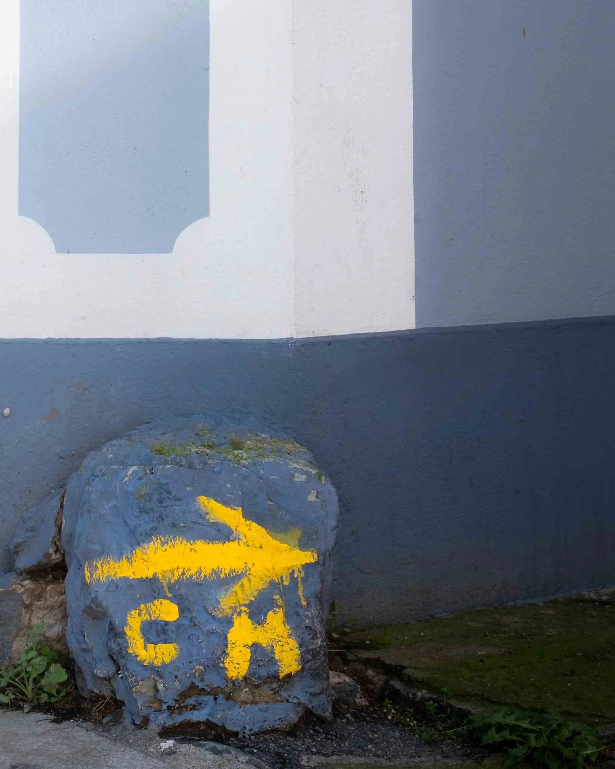 Mojón oficial que marca el Camiño do Mar en Rinlo.