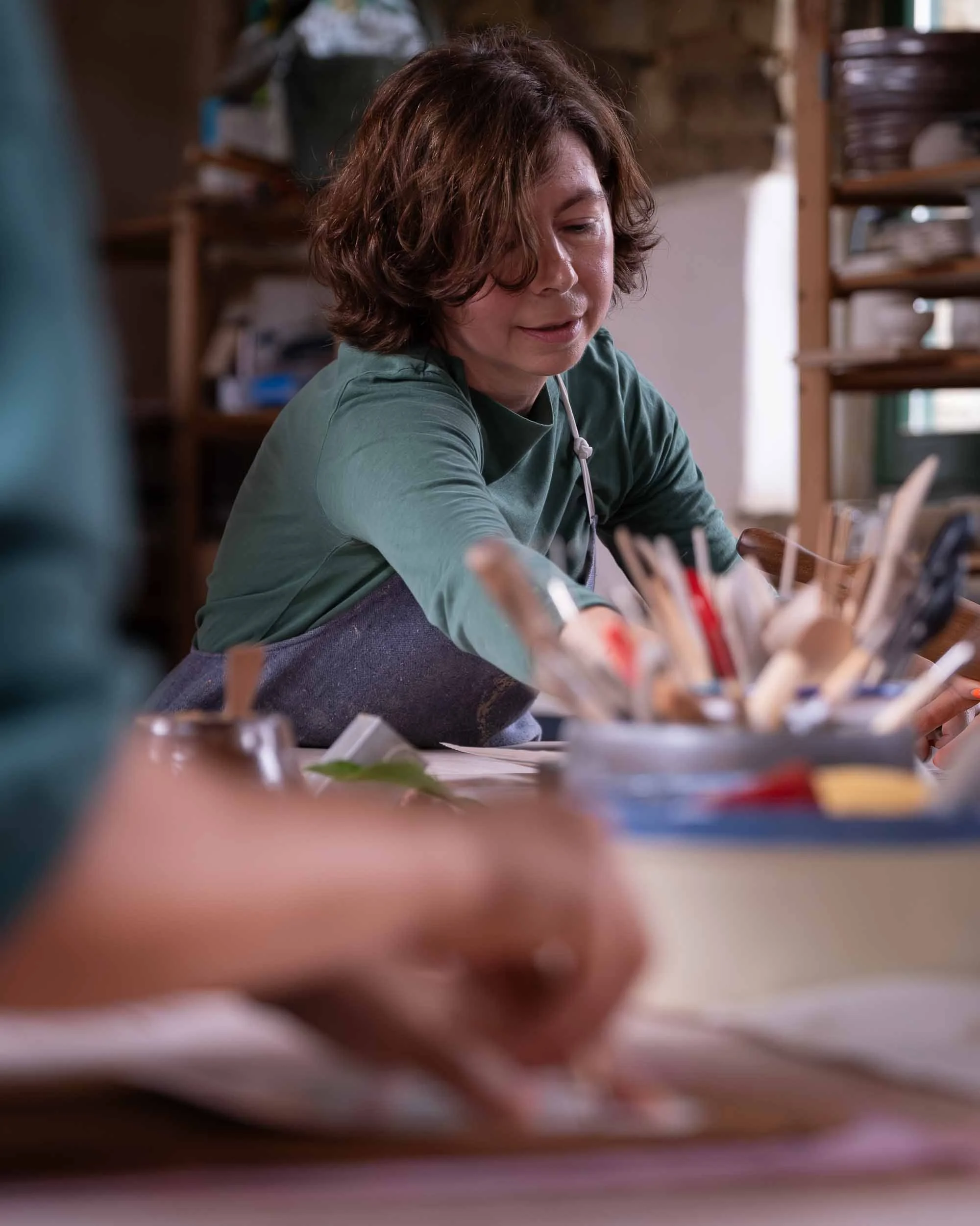 Detalle de clase de cerámica artesanal impartida por Lucía Catuxo