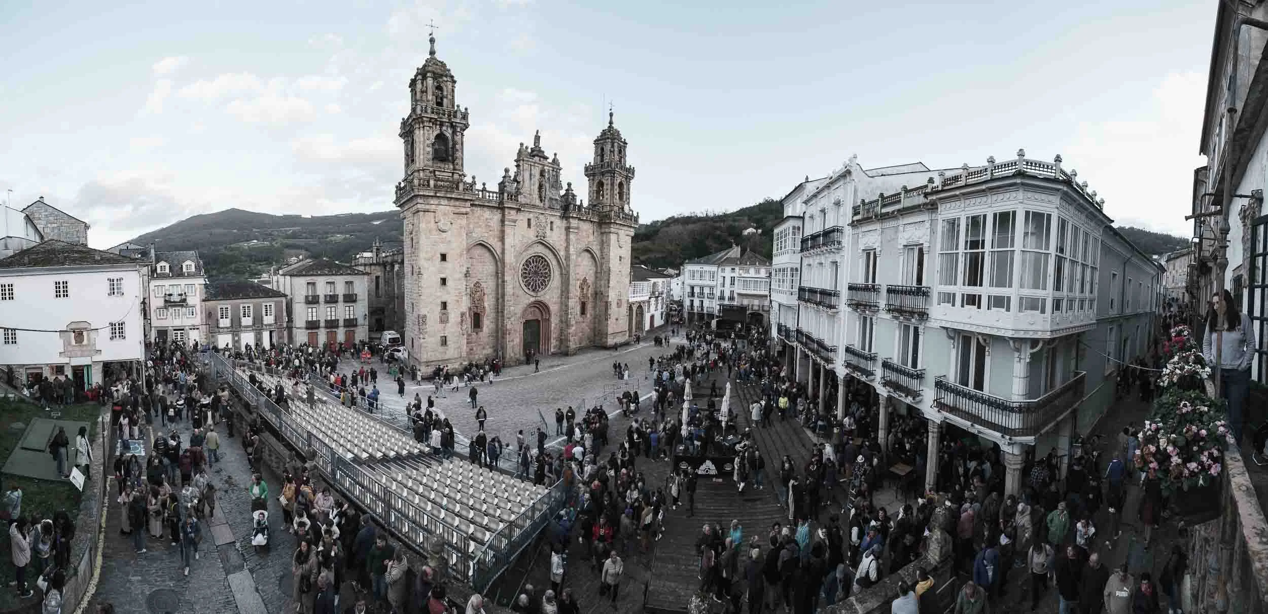Vista panorámica de la plaza de la Catedral de Mondoñedo llena de gente y ganado durante la celebración de las ferias de As San Lucas, Patrimonio de interés cultural.