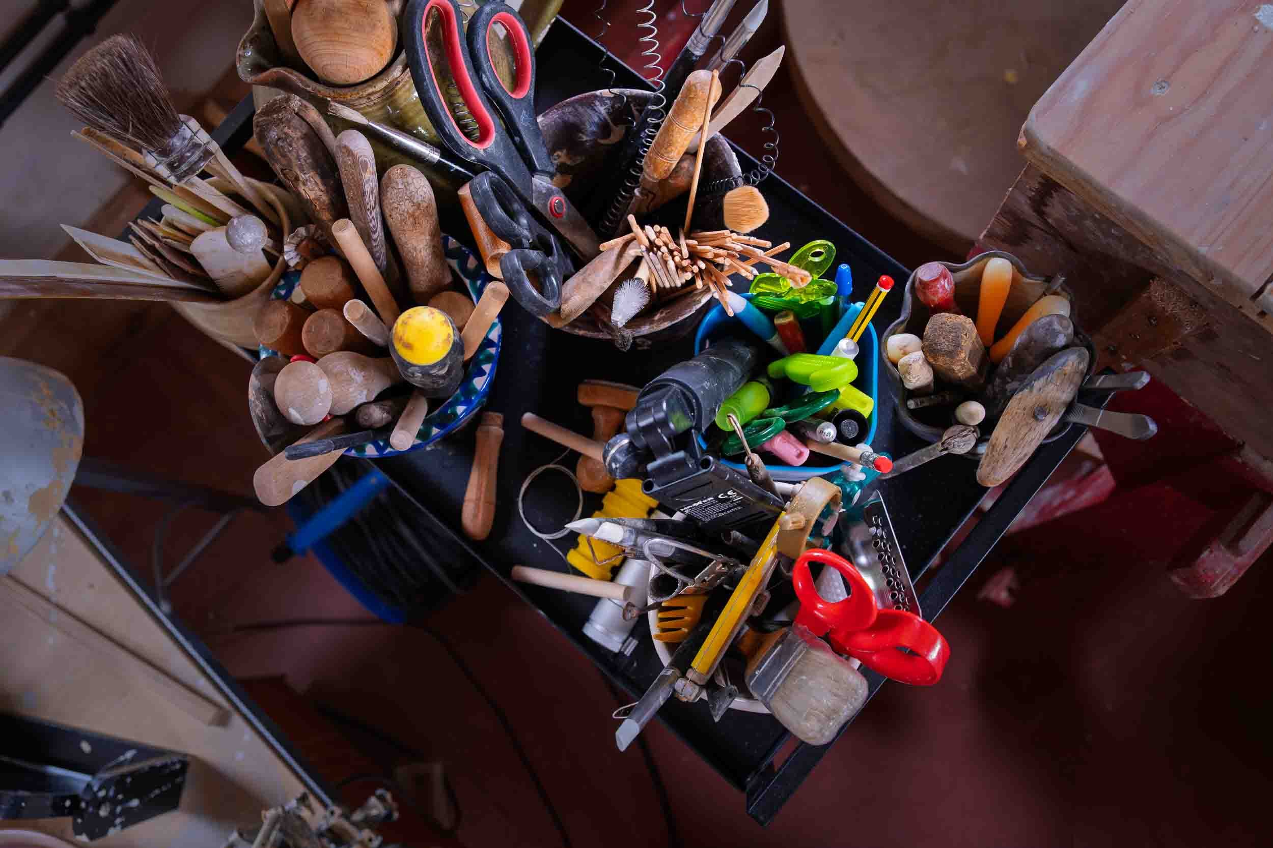 Herramientas de modelado y acabado del barro del taller de Lucía Catuxo