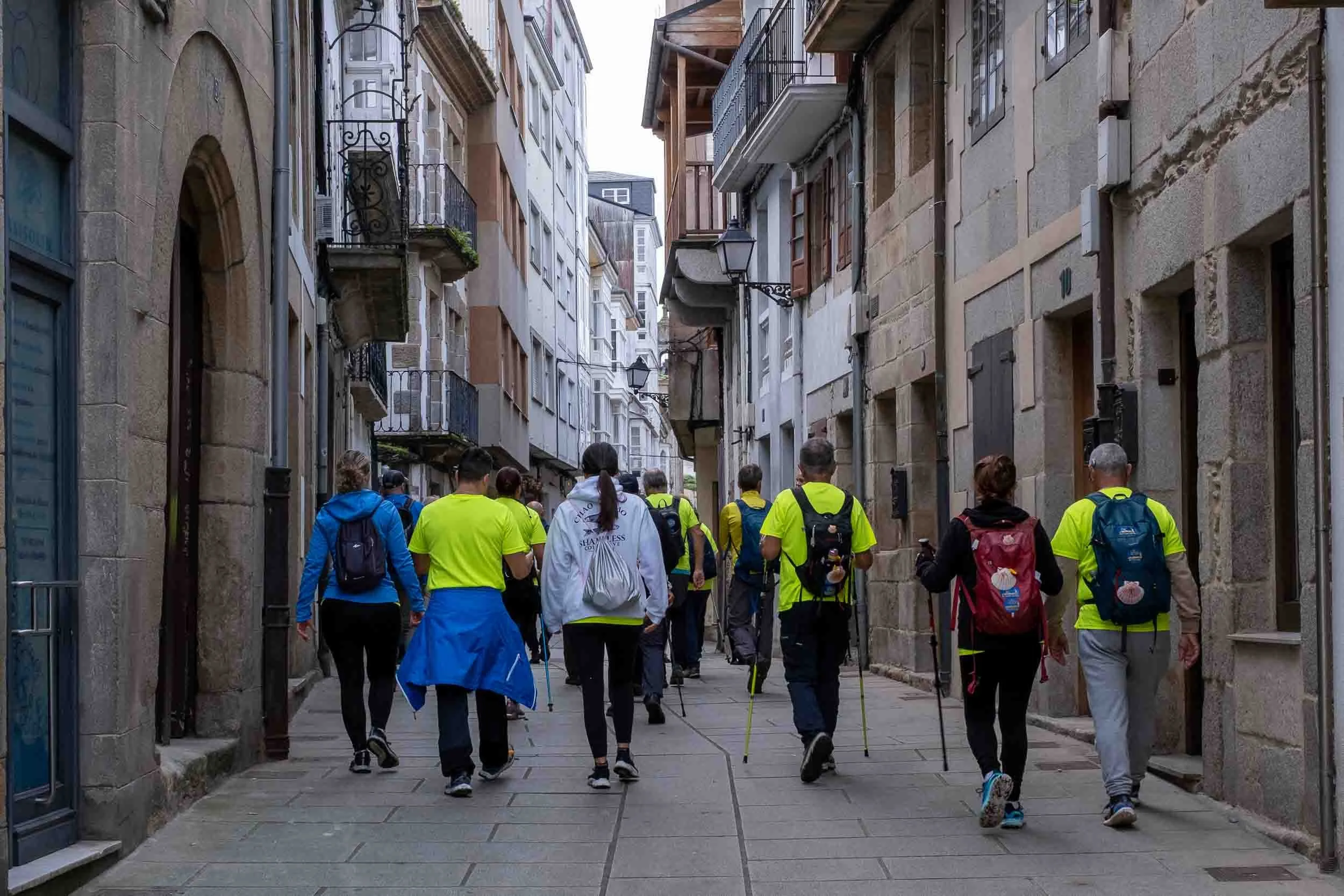 Peregrinos recorriendo las calles del casco antiguo de Viveiro en el Camiño do Mar en A Mariña Lucense.