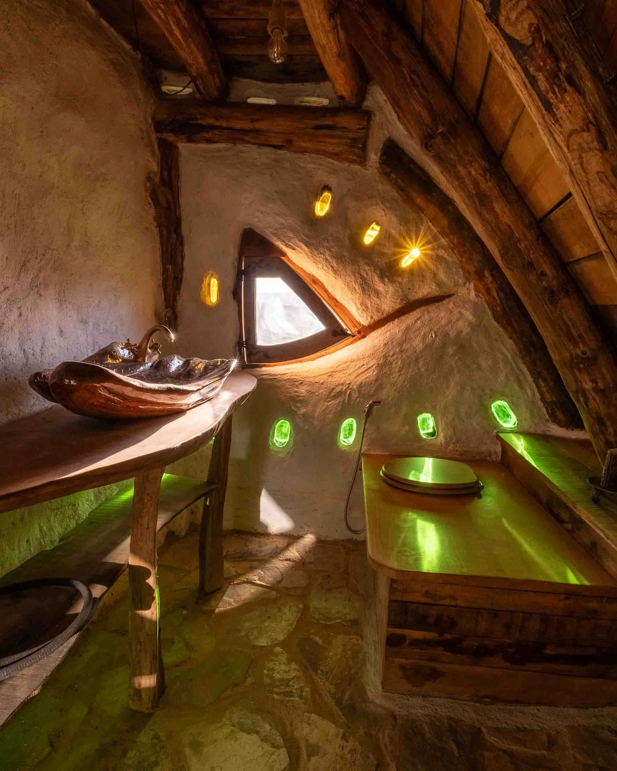 Cuarto de baño con formas orgánicas y texturas de cal y barro en el alojamiento rural Casiñas a Comarca