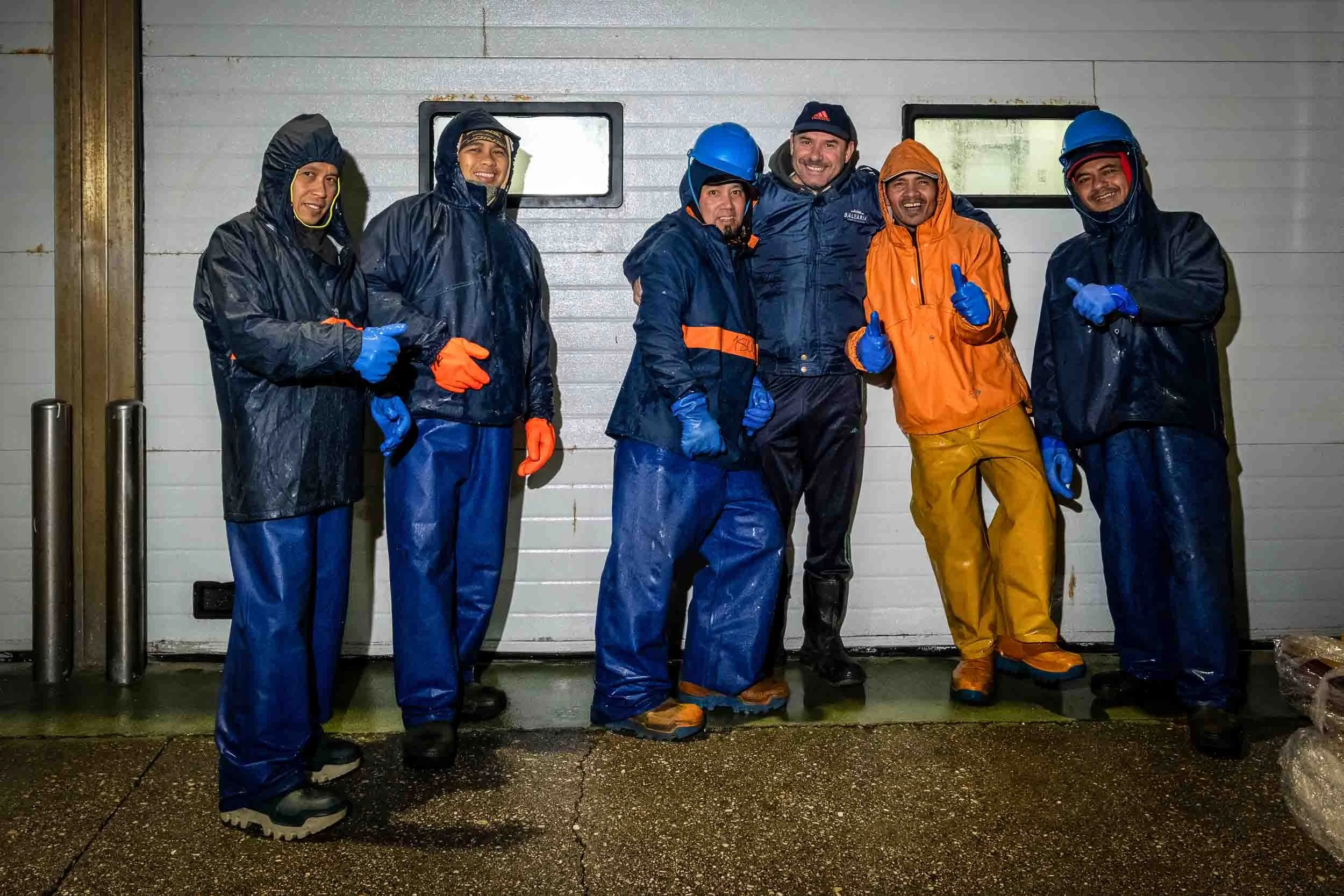Descanso nocturno en uno de los turnos de la tripulación del pesquero delante de un muelle de la lonja de Burela.