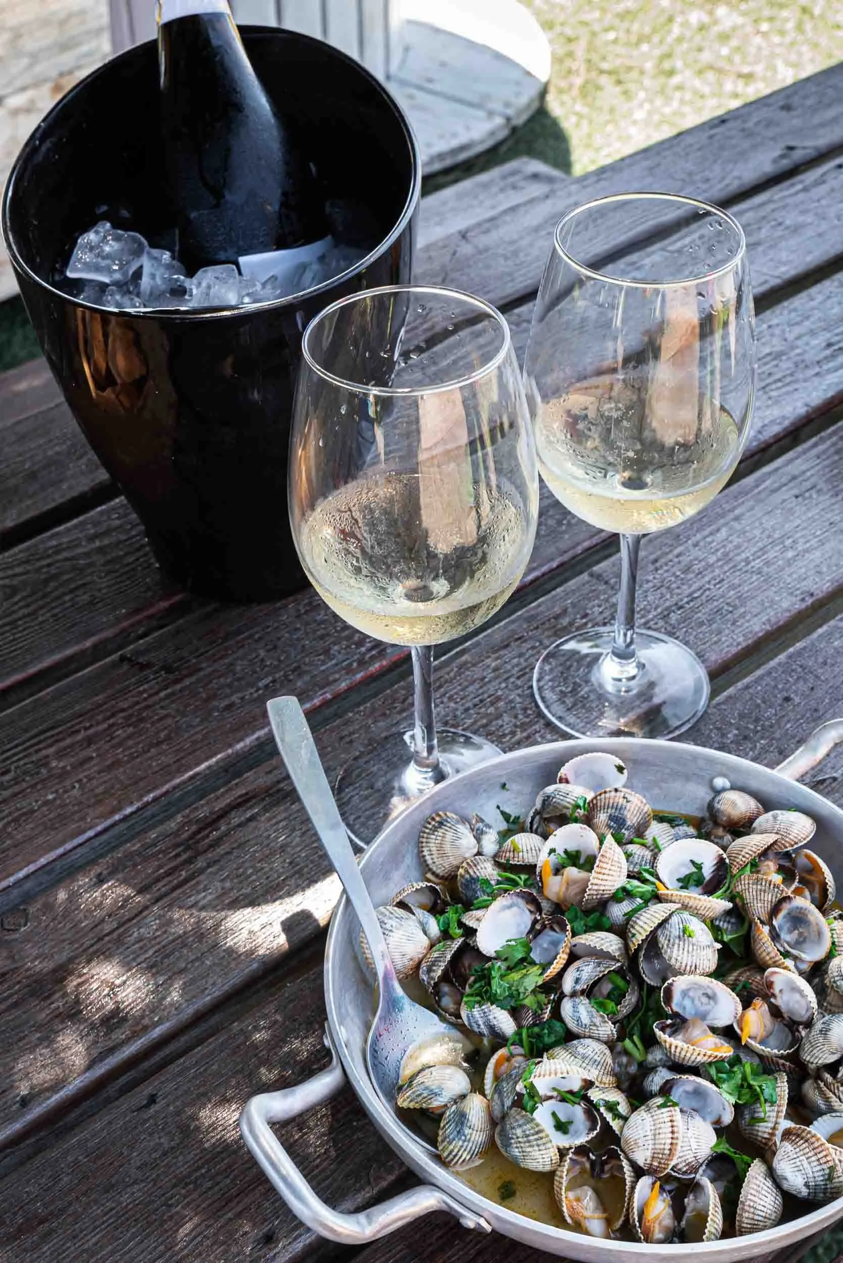 Cazuela rústica con berberechos al vino blanco, vapor y detalle de cocina tradicional gallega, fotografía gastronómica para restauración.