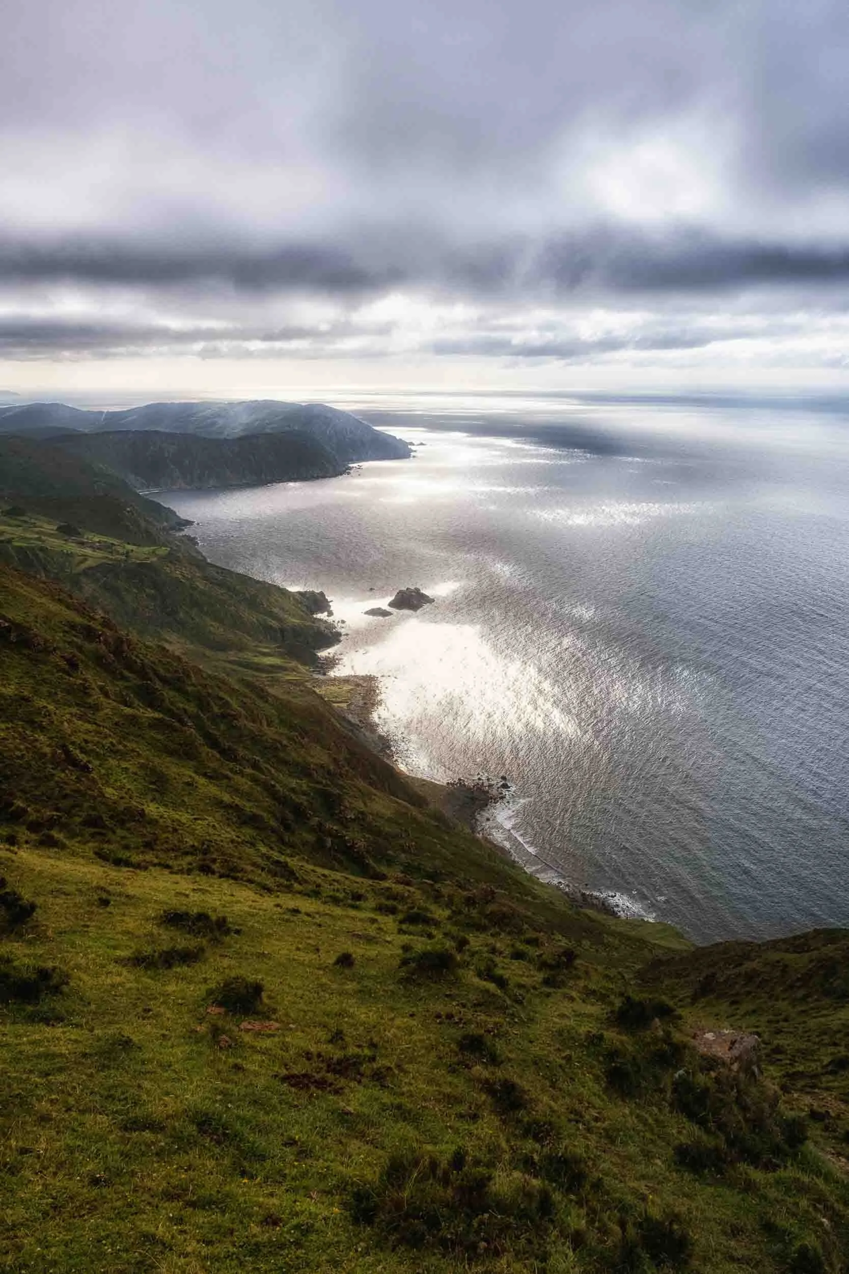 Acantilados salvajes de la Costa Ártabra en Galicia, fotografía de naturaleza virgen y fuerza del océano Atlántico.