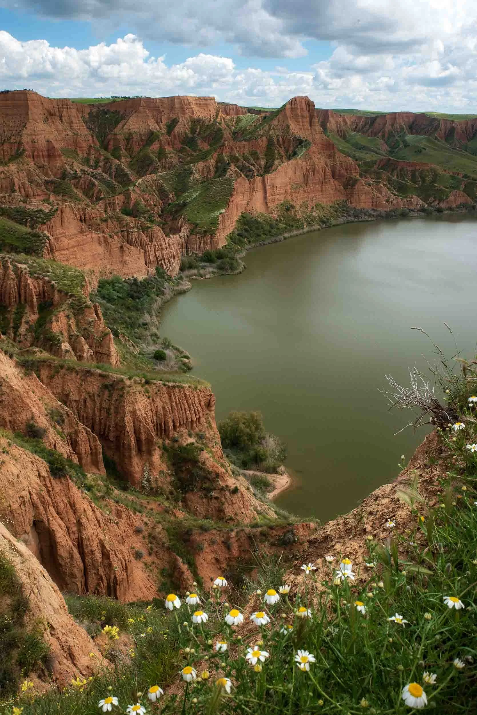 Vista de Las Barrancas de Burujón en Toledo, espectaculares cortados de arcilla roja sobre el embalse del Tajo.