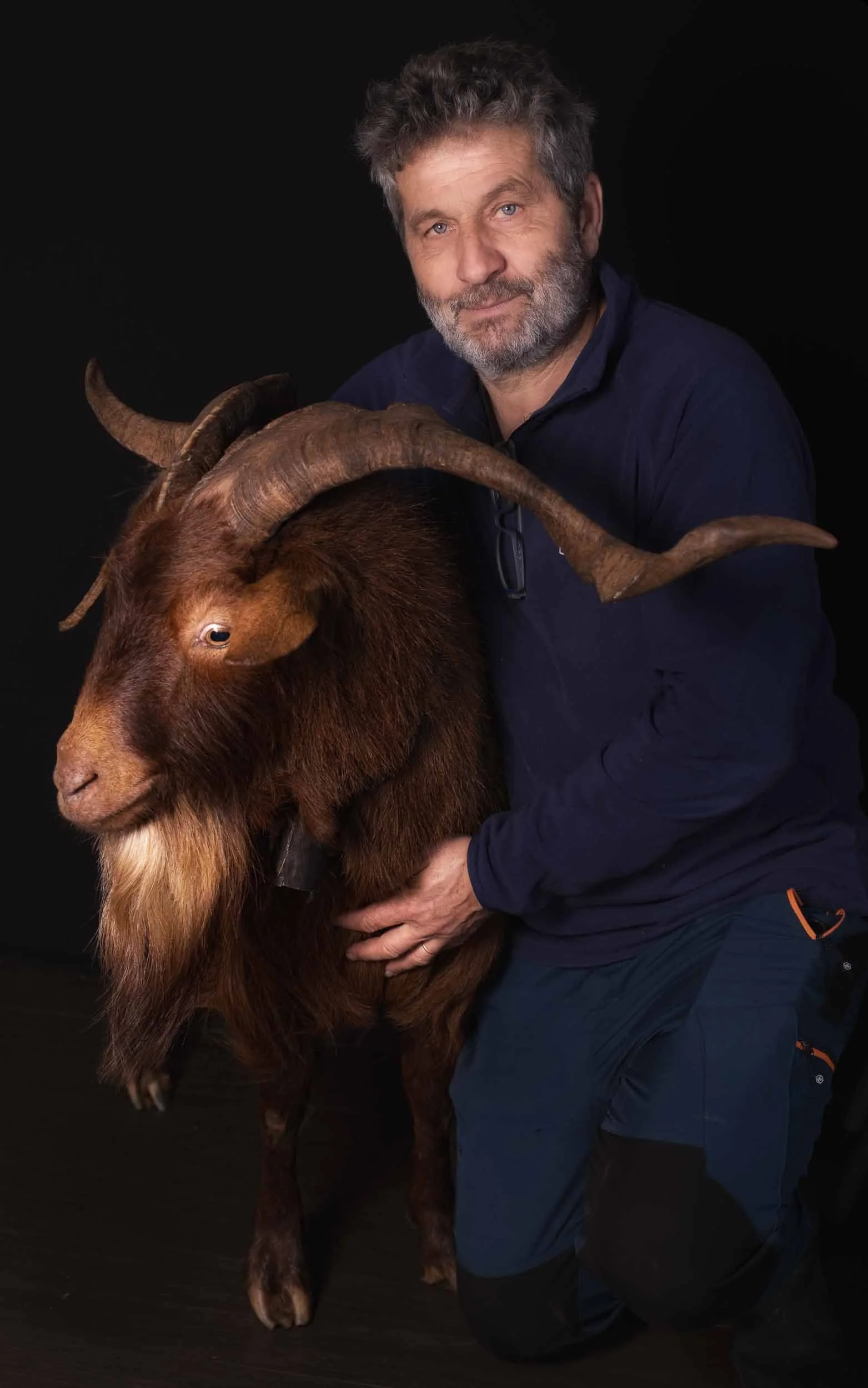 Retrato de un ganadero gallego junto a su castrón, capturando la conexión humana con la fauna local en estilo rústico.