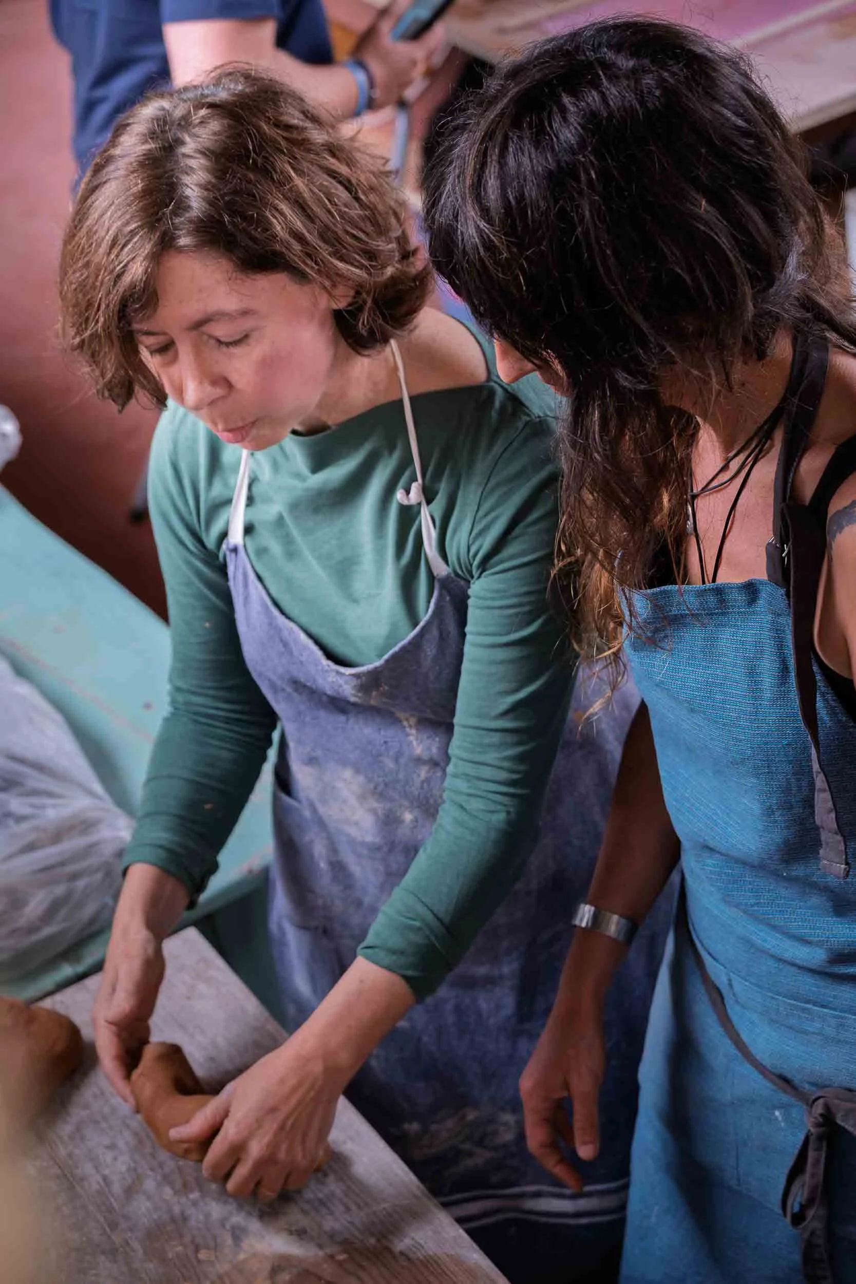 Proceso artesanal de creación de cerámica de autor por Lucía Catuxo en A Casa do Cura.