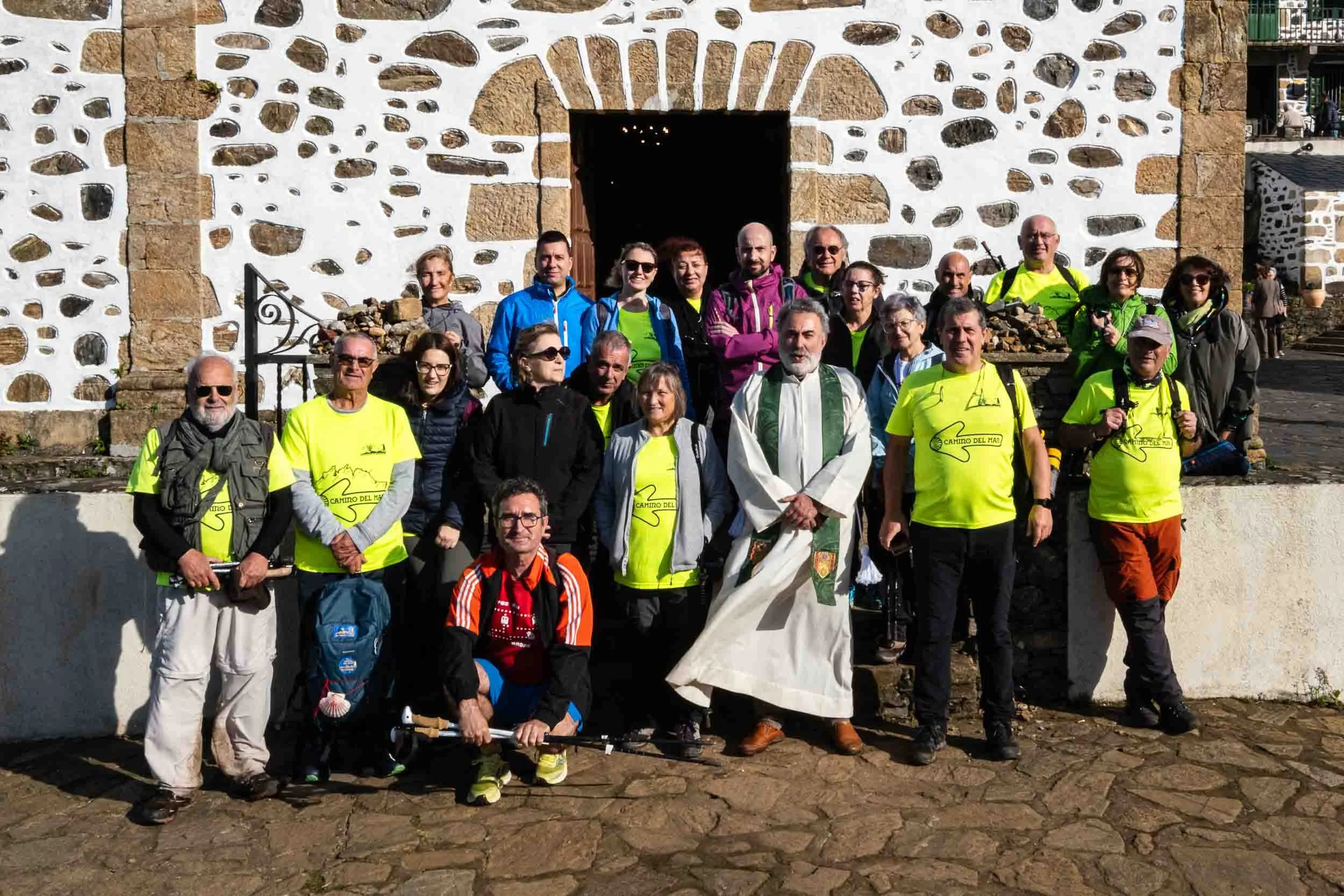 Peregrinos llegando al santuario de San Andrés de Teixido.