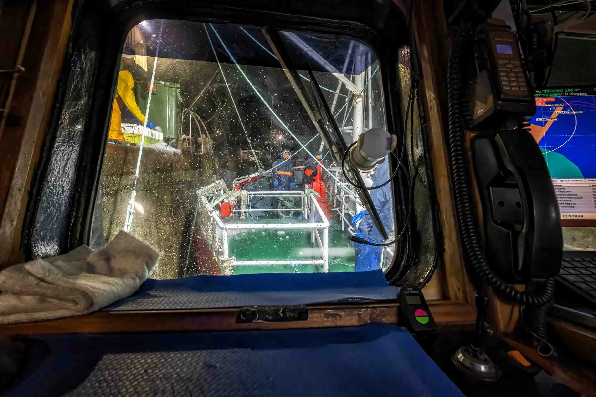Silueta del puente de mando y las antenas del Breso Uno recortadas contra la luz del puerto de Burela.