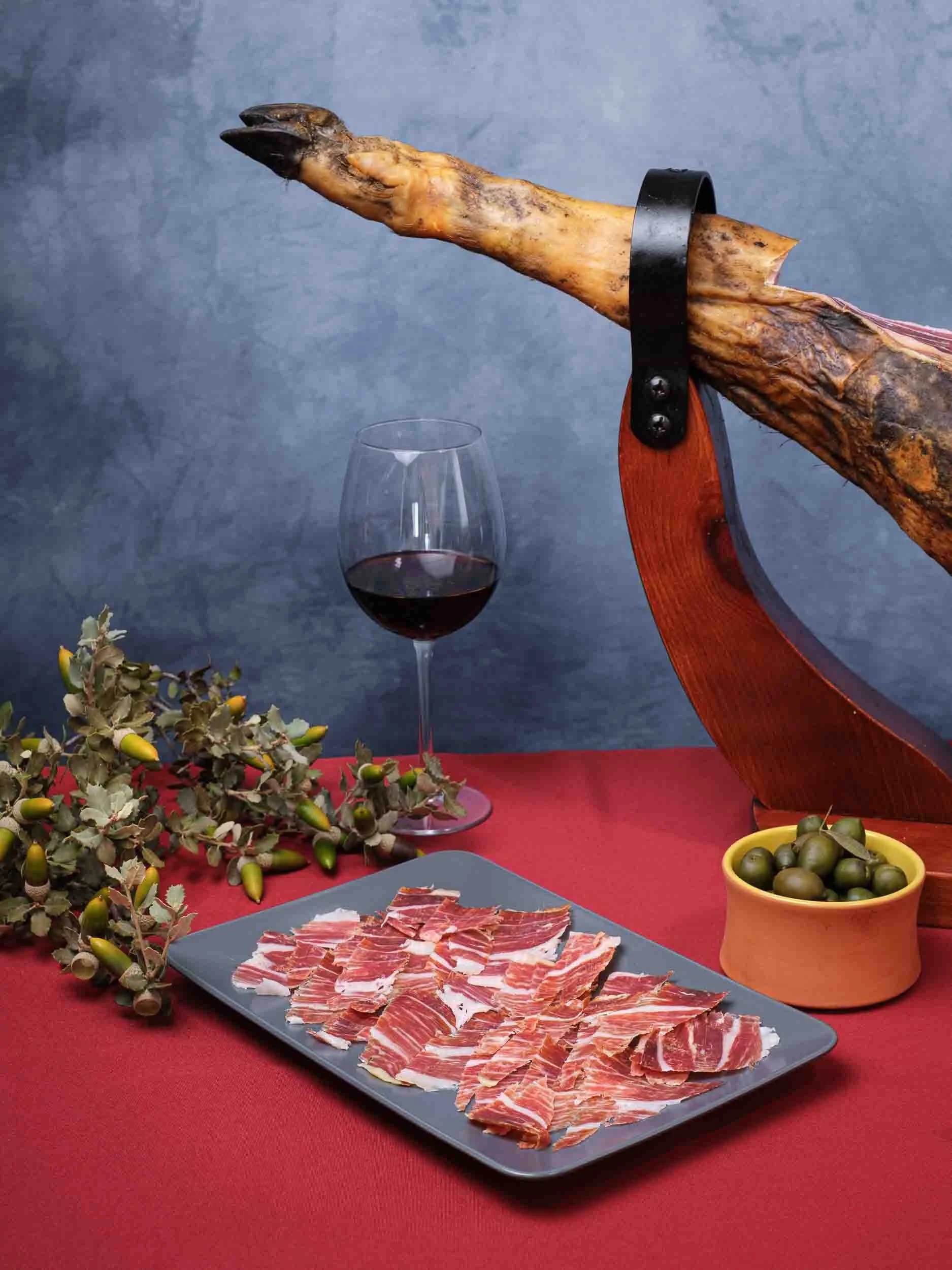 Bodegón de jamón ibérico de Jabugo, con texturas de veteado y presentación gourmet, fotografía de producto de alta charcutería.
