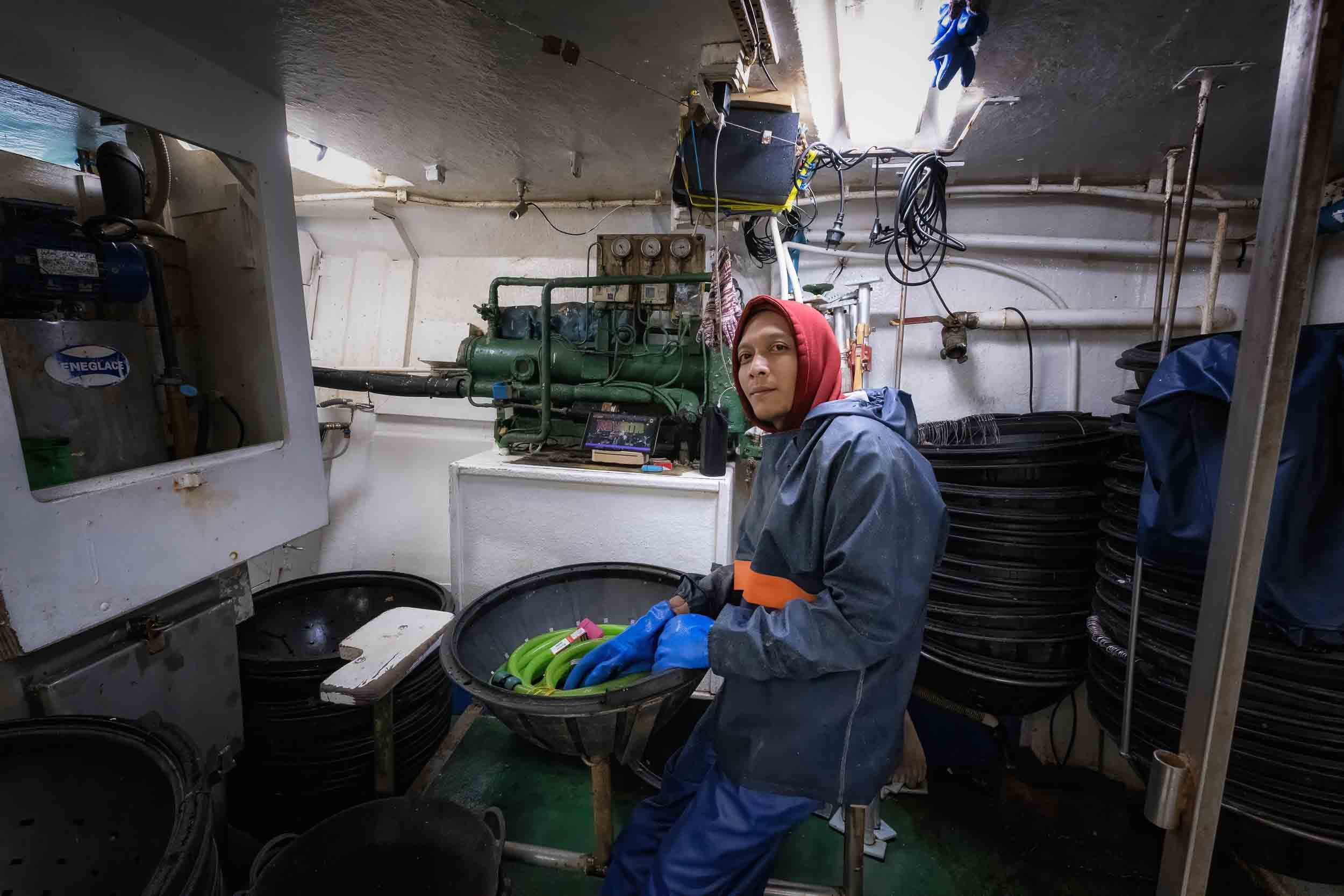 Tripulación preparando las artes de pesca de merluza poco antes de zarpar a bordo del pesquero Breso Uno con base en el puerto de Burela.