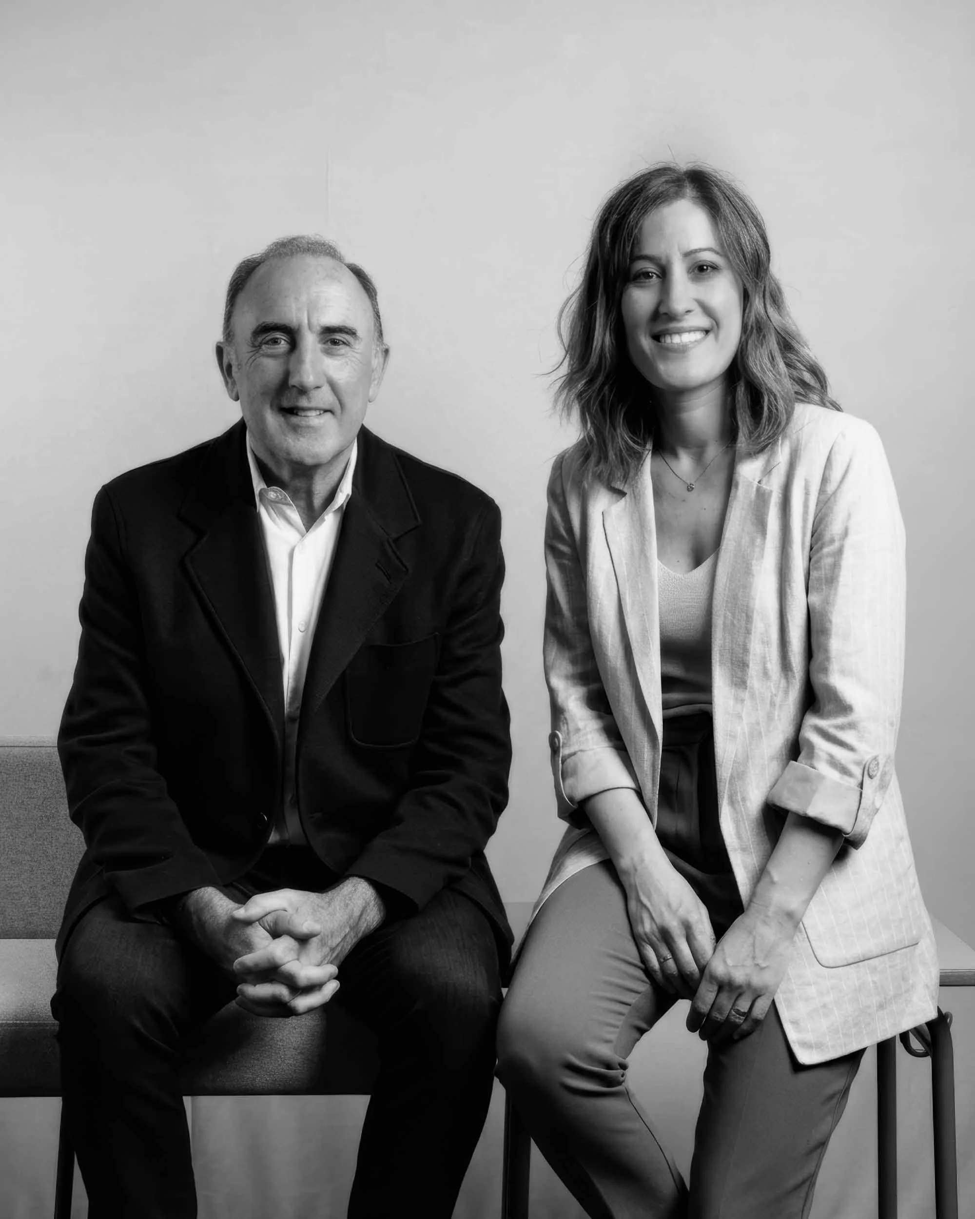 Retrato de estudio de equipo de gobierno. Iluminación envolvente que resalta la expresión de seguridad y la postura profesional, diseñado para campañas electorales de alta gama.