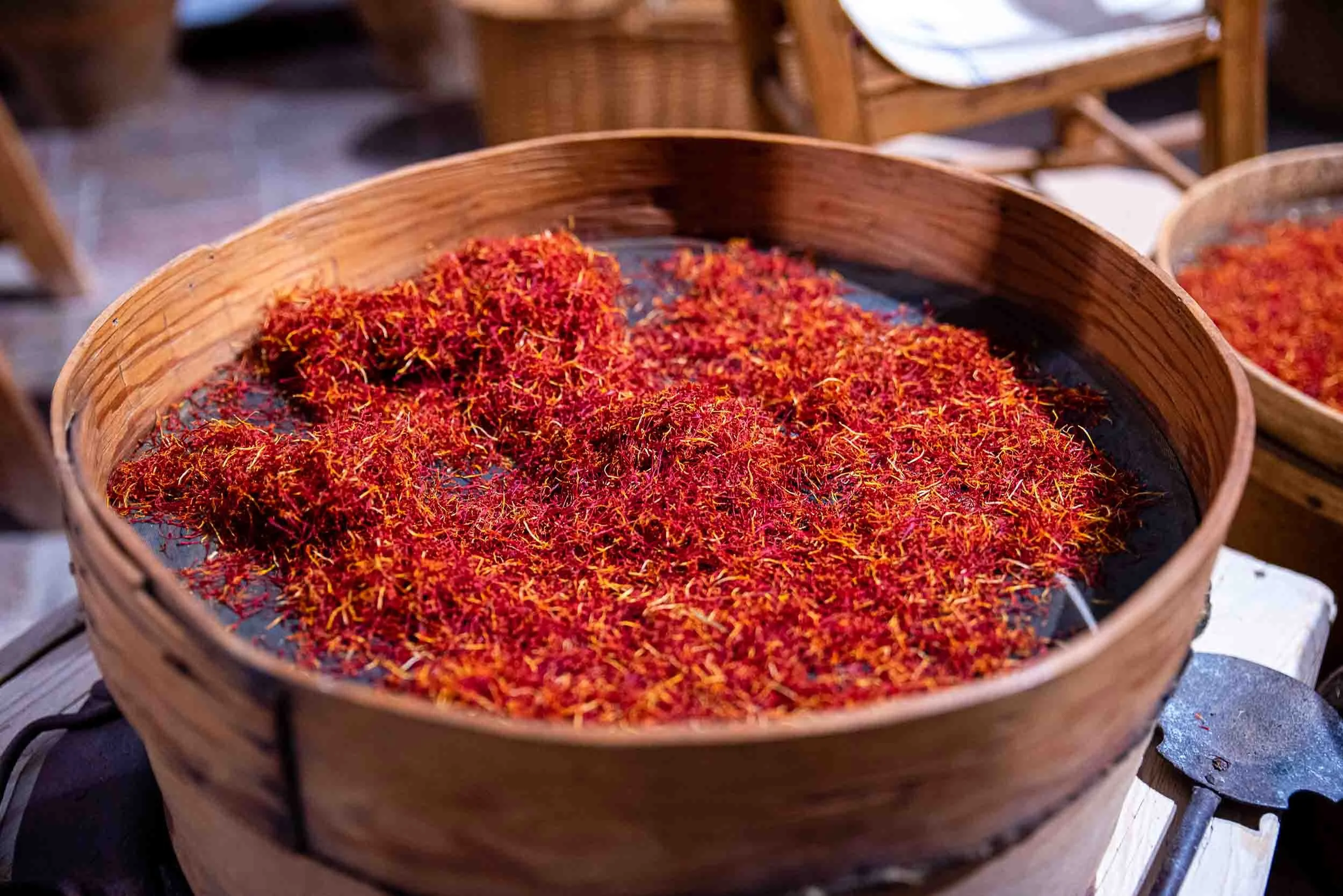 Primer plano de las briznas de azafrán perfectamente limpias de restos de pétalos listas para el tostado.