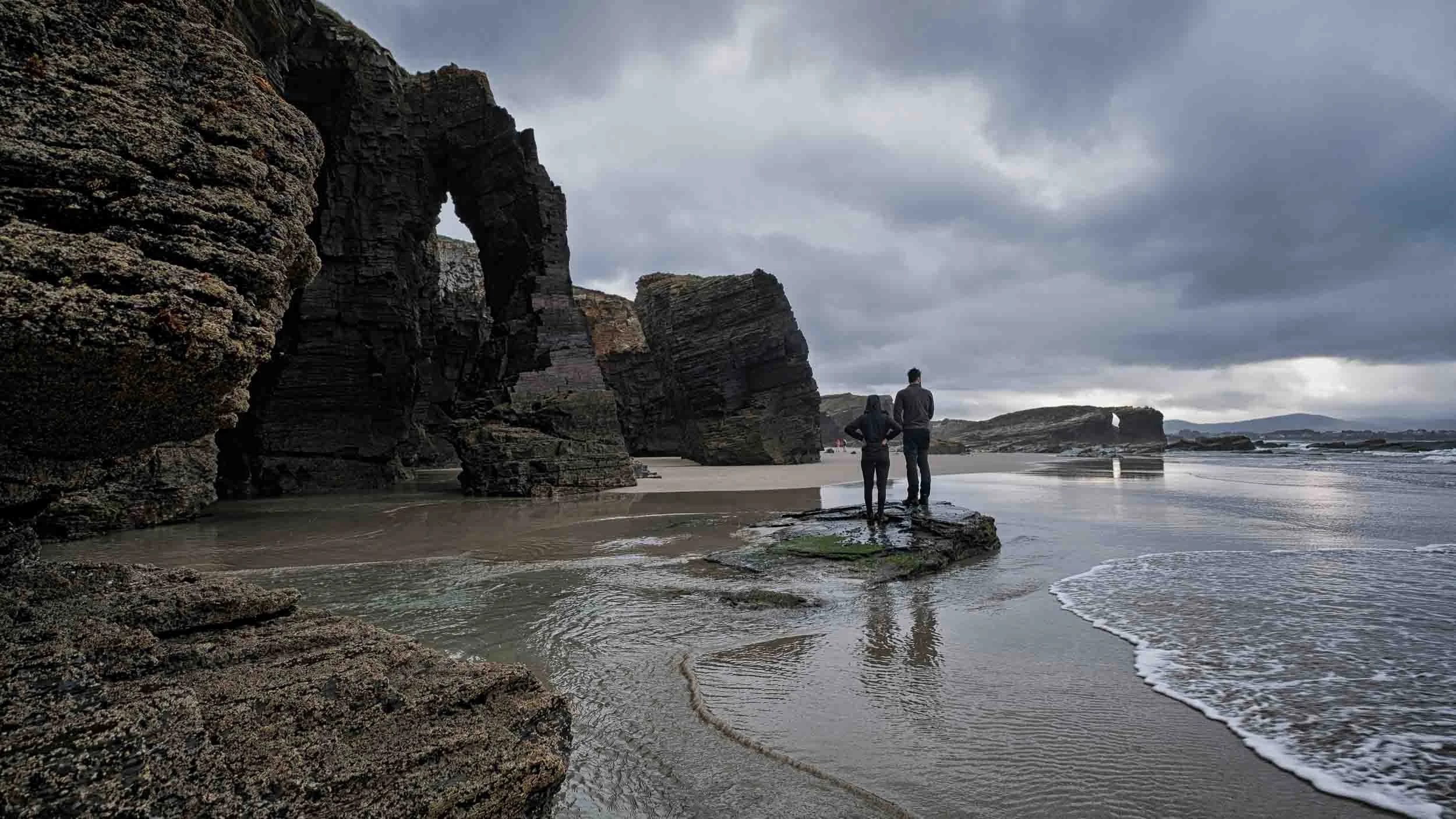 Arcos naturales y cuevas de la Playa de las Catedrales en Ribadeo, fotografía de paisaje costero con marea baja.