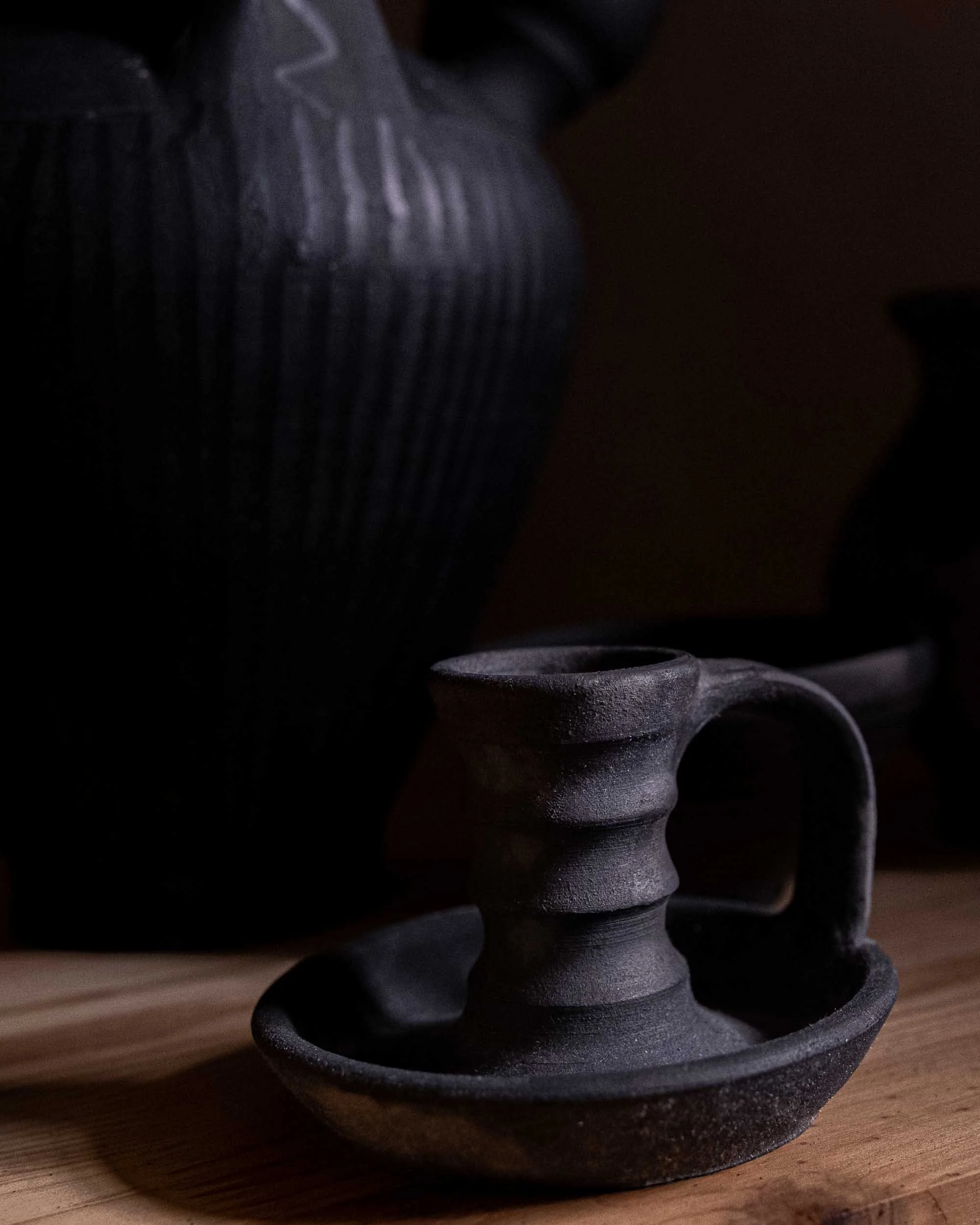 Pieza artesanal de cerámica negra en exposición en el taller de Lucía Catuxo