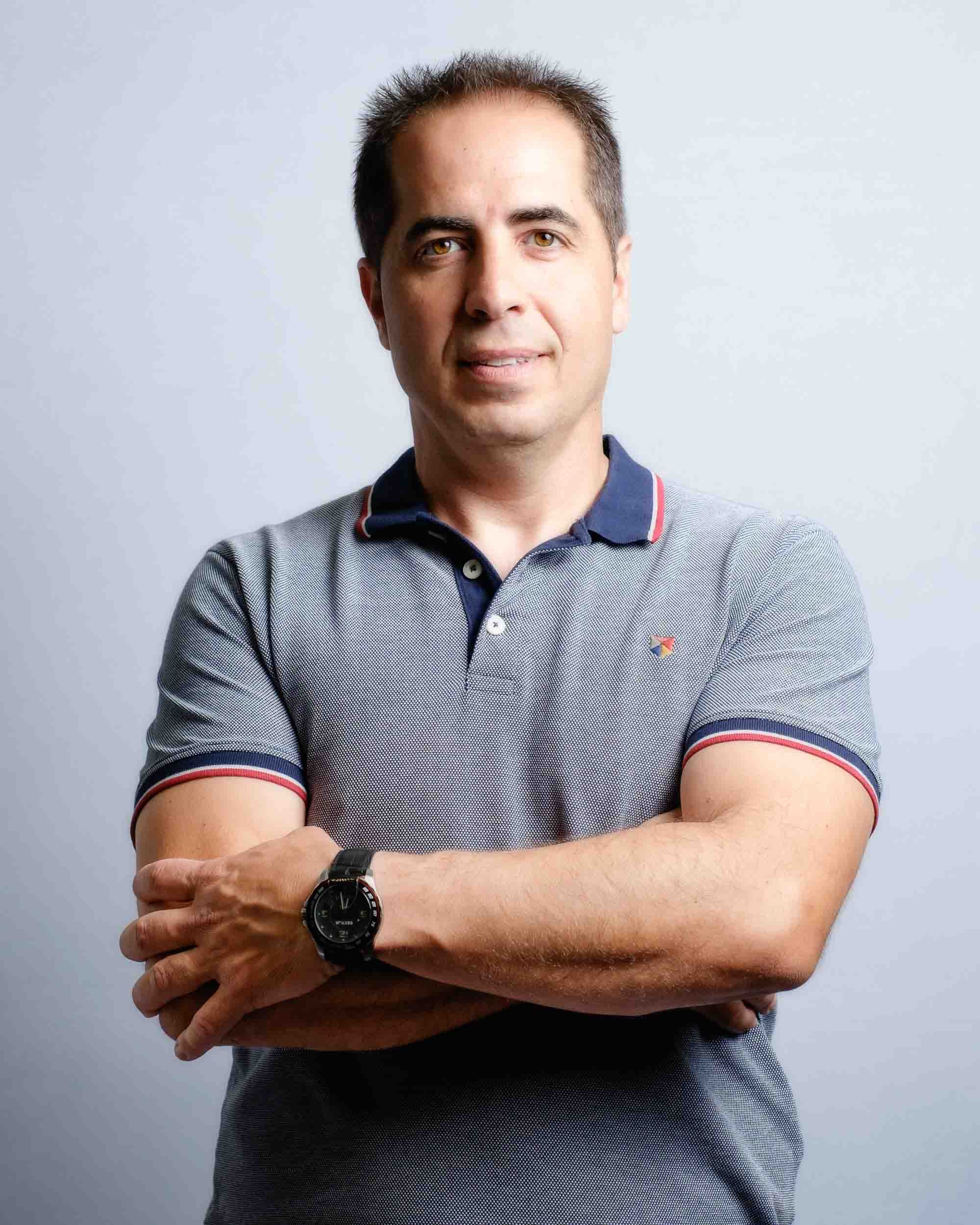 Retrato de estudio de candidato masculino. Expresión amable pero firme, optimizado para comunicación política y marca personal institucional.