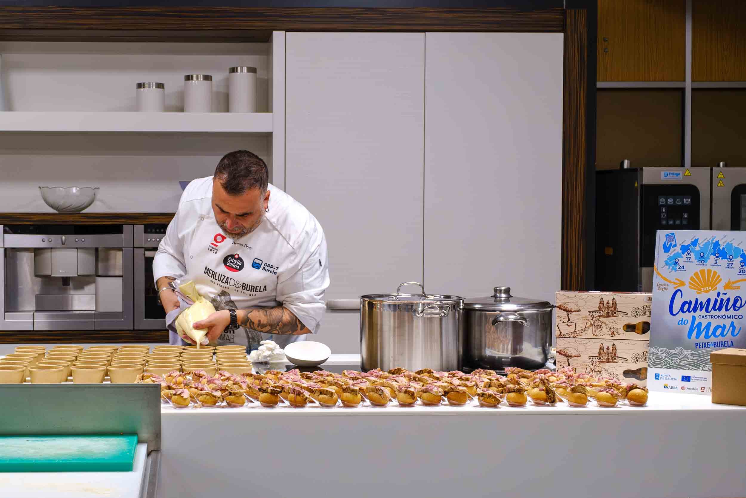 Preparación de platos tradicionales con pescado de lonja para los peregrinos.