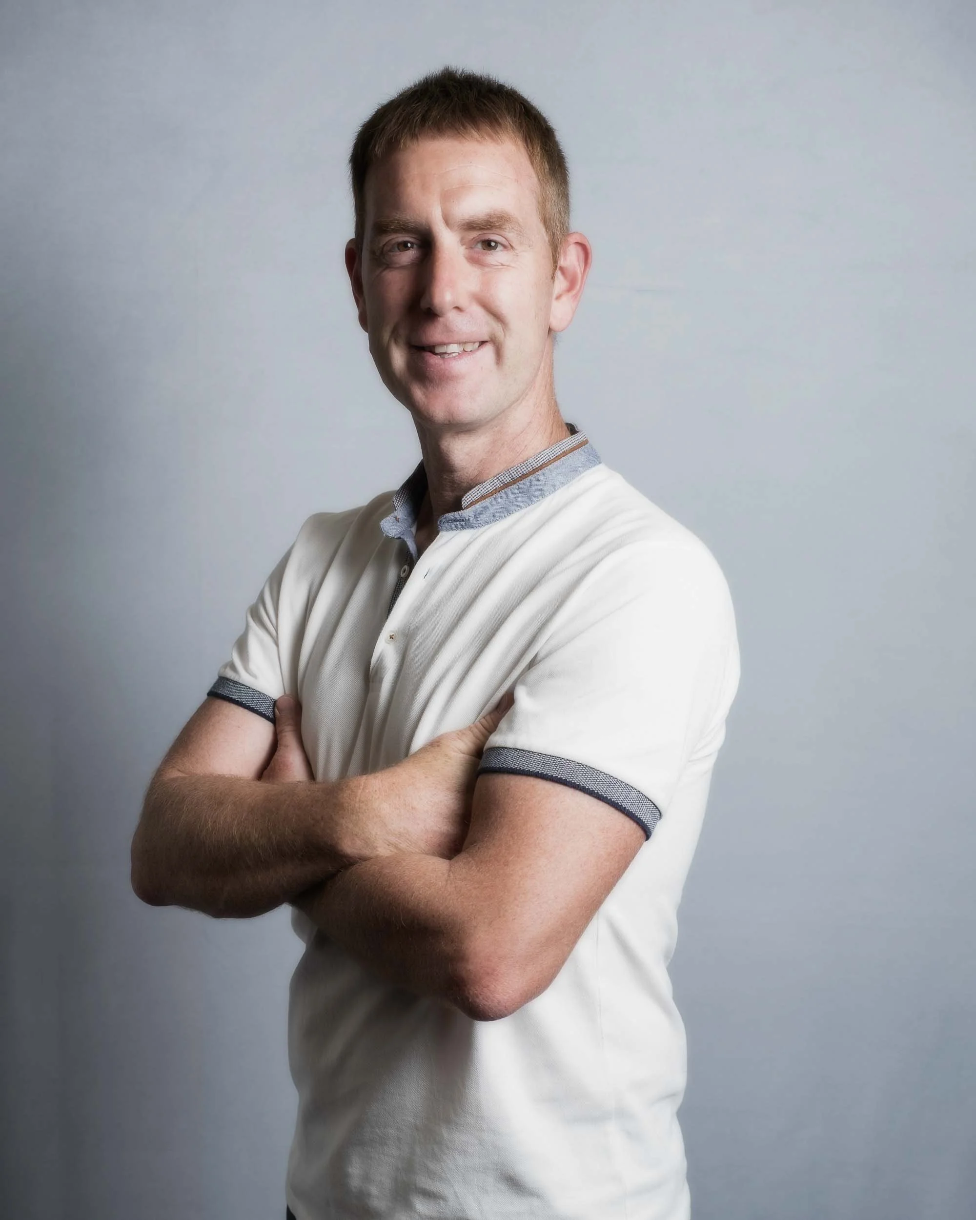 Retrato de estudio de candidato
 municipal en Falces. Pose segura y profesional diseñada para cartelería electoral y presencia digital institucional.