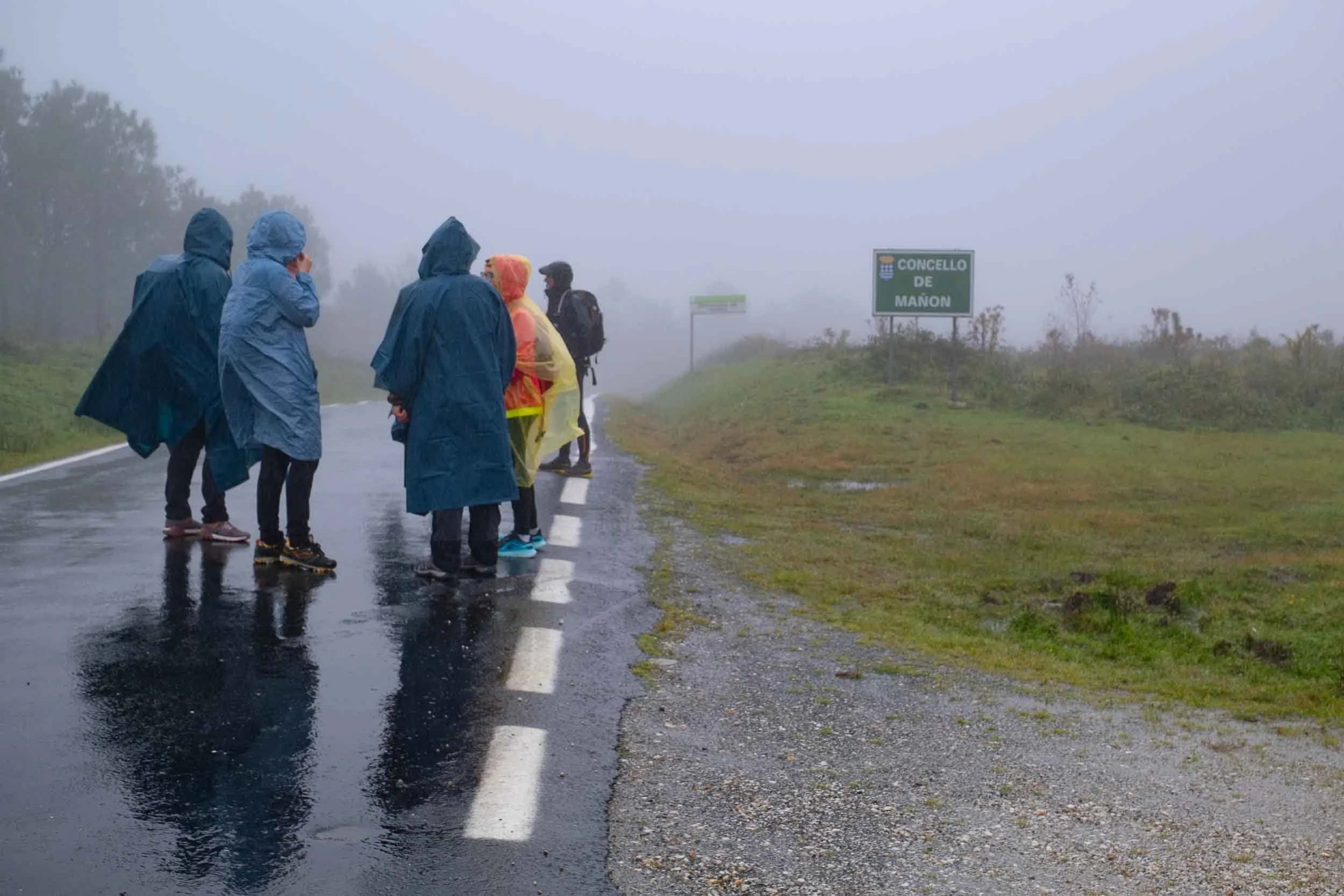 Fotografía documental de peregrinos con mal tiempo durante la etapa de Mañón de la ruta costera.