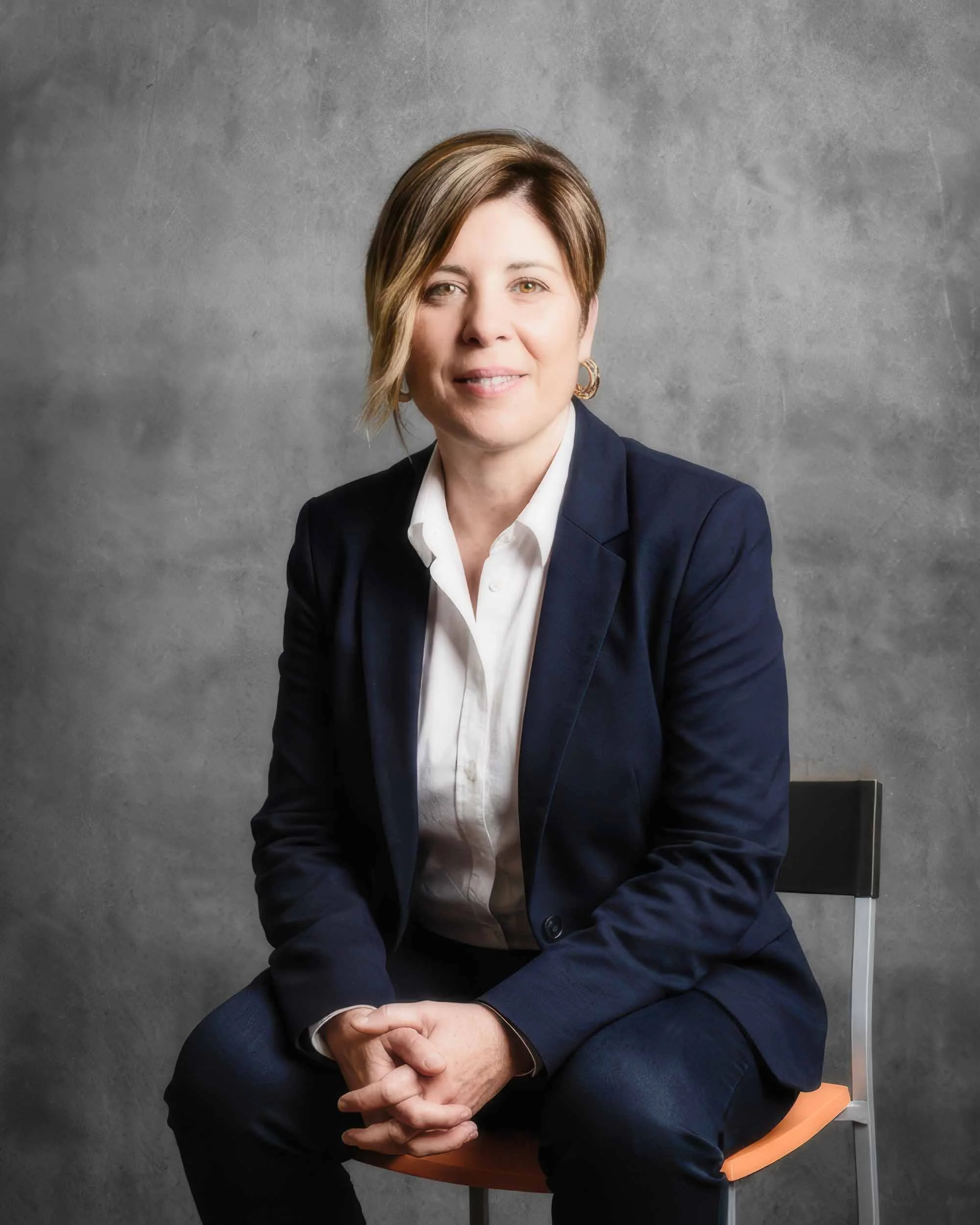 Retrato profesional de candidata municipal. Enfoque nítido en la mirada y pose segura que proyecta transparencia y capacidad de liderazgo en el ámbito público.