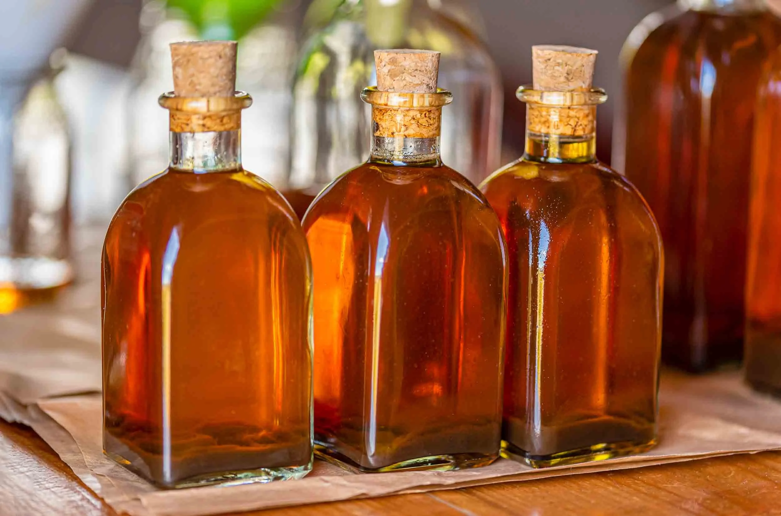 Proceso de envasado manual de miel pura en frascos de cristal para garantizar su conservación y calidad.