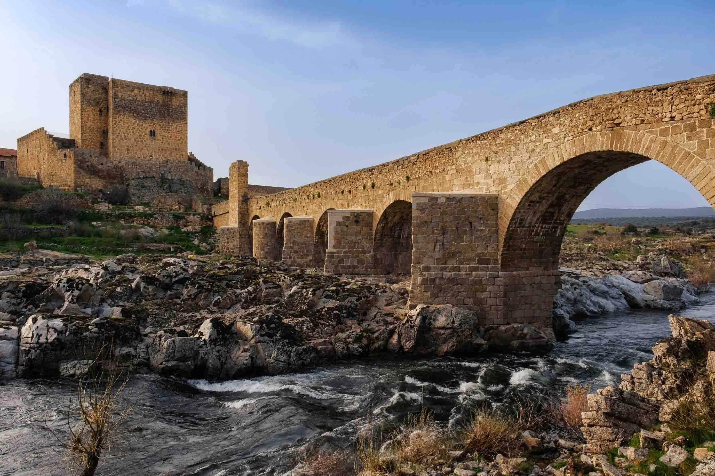 Puente medieval y castillo de Puente del Congosto sobre el río Tormes, paisaje histórico de la provincia de Salamanca.