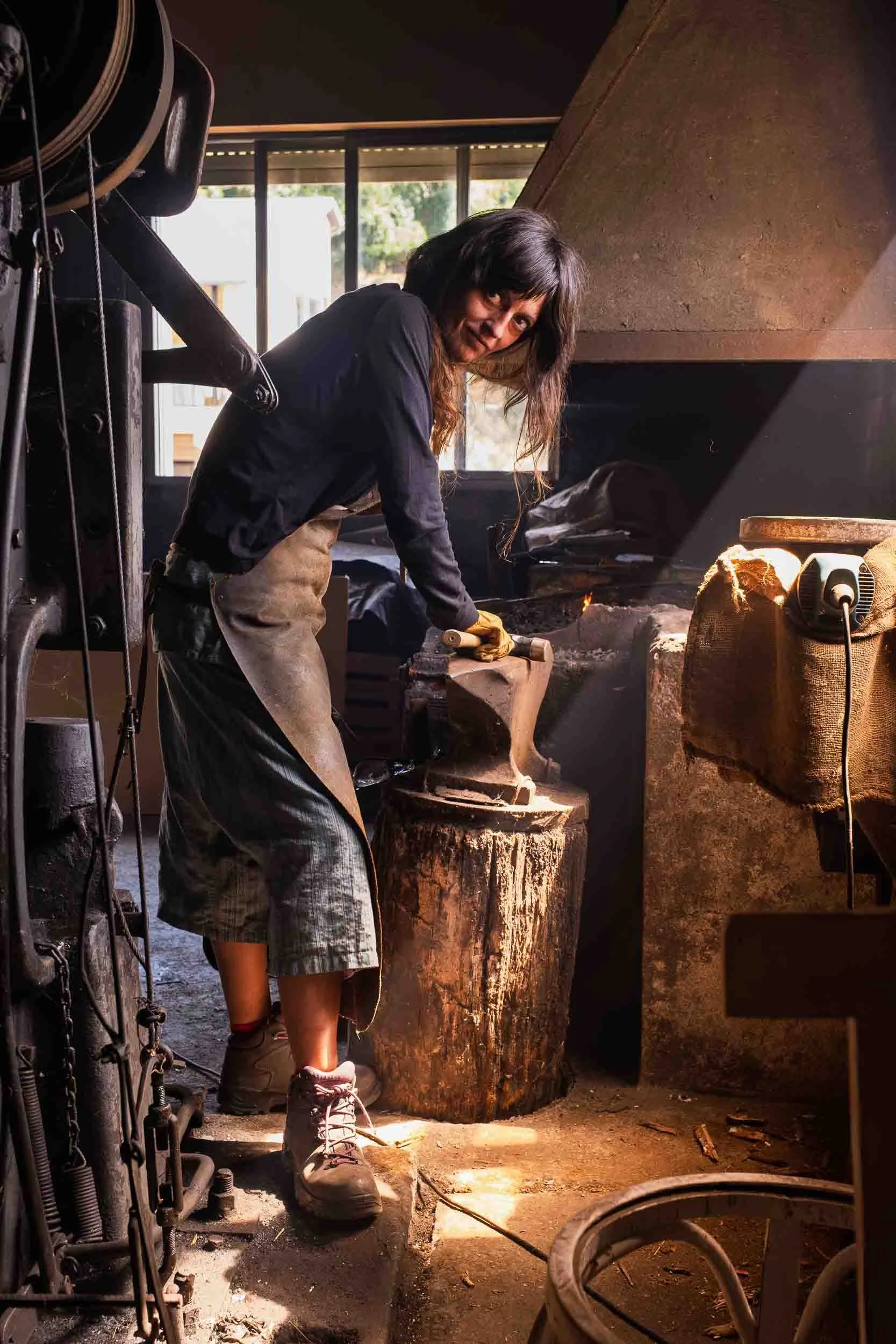 Retrato de una herrera trabajando en la fragua y aprendiendo técnicas de forja, visibilizando la mujer en oficios tradicionales.