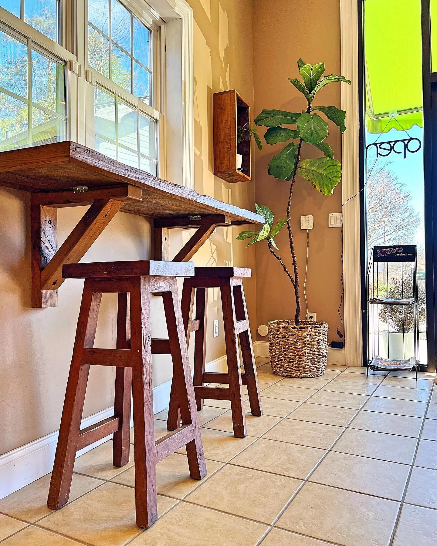 Did you know at Sakti Botanicals we have a cozy little seating area for customers to hang out?

Enjoy a Guayaki Yerba Mate or make up a powder dose at our self serve station. We offer a FREE cup of crushed leaf tea to any customer and our cheapest pr