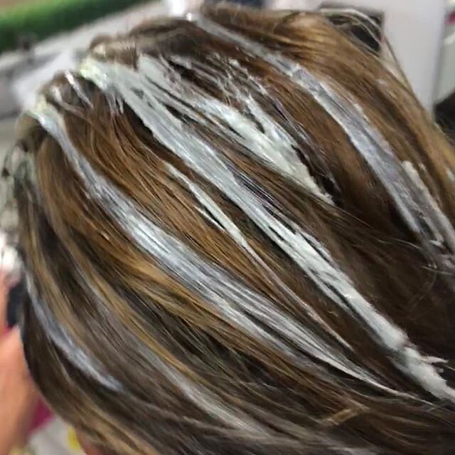 Hair color under construction swipe left ⬅️ for the final look 👀 #handpainted #dimension #onecolor #natural