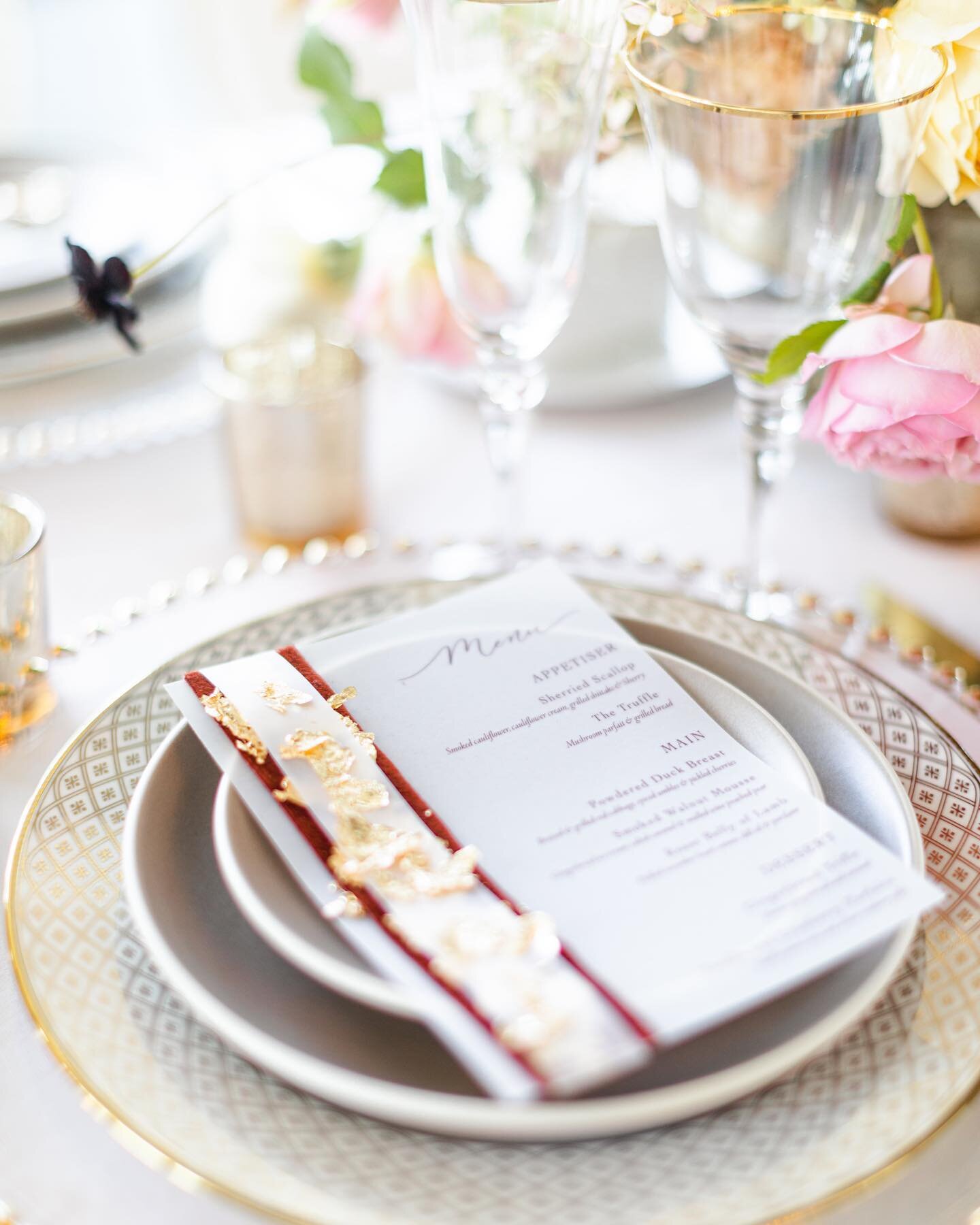 Hand calligraphy, vellum paper, deep red velvet, a touch more vellum, and gold leaf flakes: this menu has it allll ✨🤍

⠀
As seen on @weddingchicks 🥰
⠀
Photographer: @lorinkellyphoto⠀
Planner/Designer: @jilliannicoleevents⠀
Venue: @themodernlb⠀
Flor