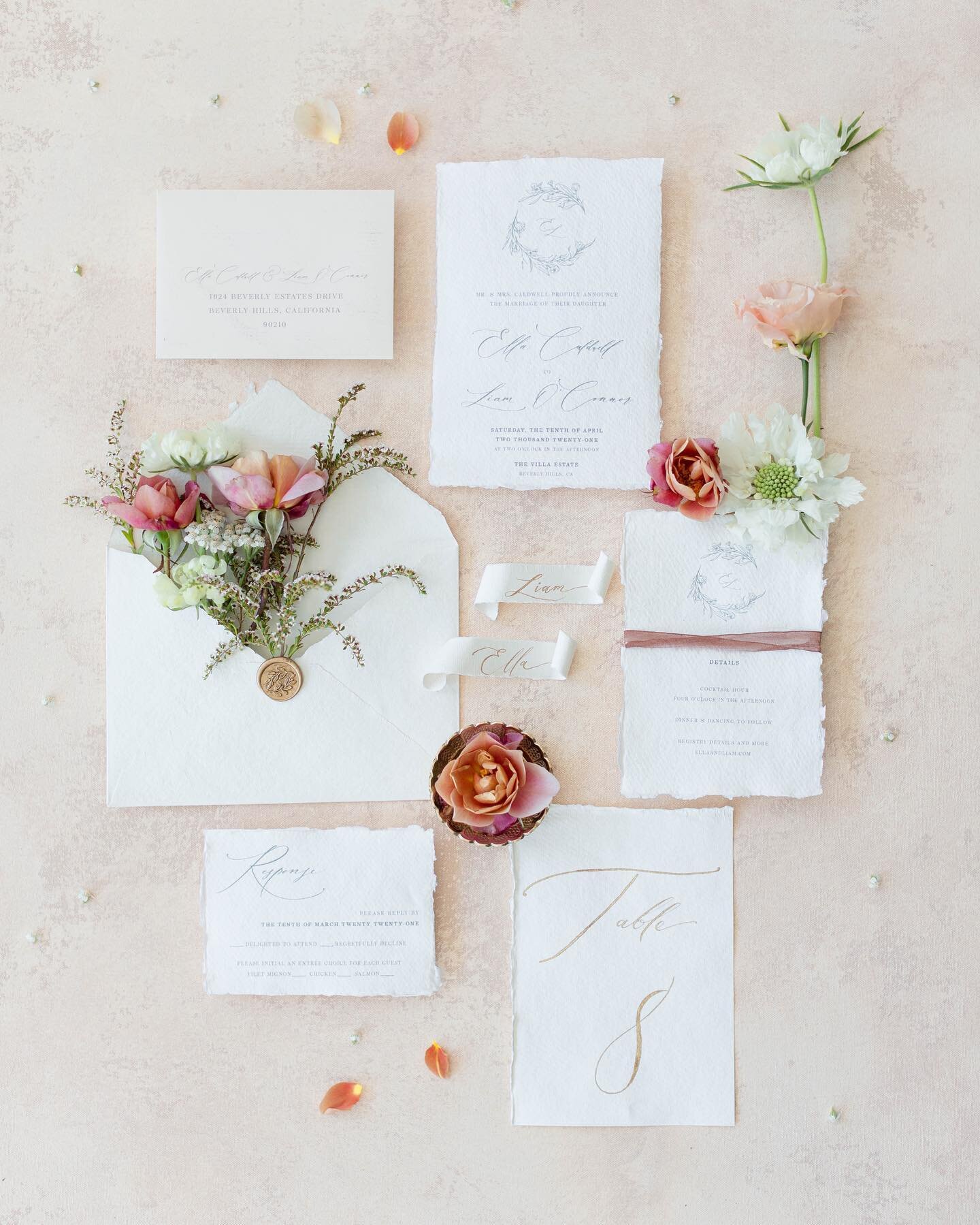 LIVE on the front page of @stylemepretty today! ✨
⠀ 
Created with intentionality, together with @bowtiesnbouquets and @lorinkellyphoto, we designed this luxury Fine Art Stationery Suite for the modern, minimal, ethereal bride. Gorgeous intricate deta