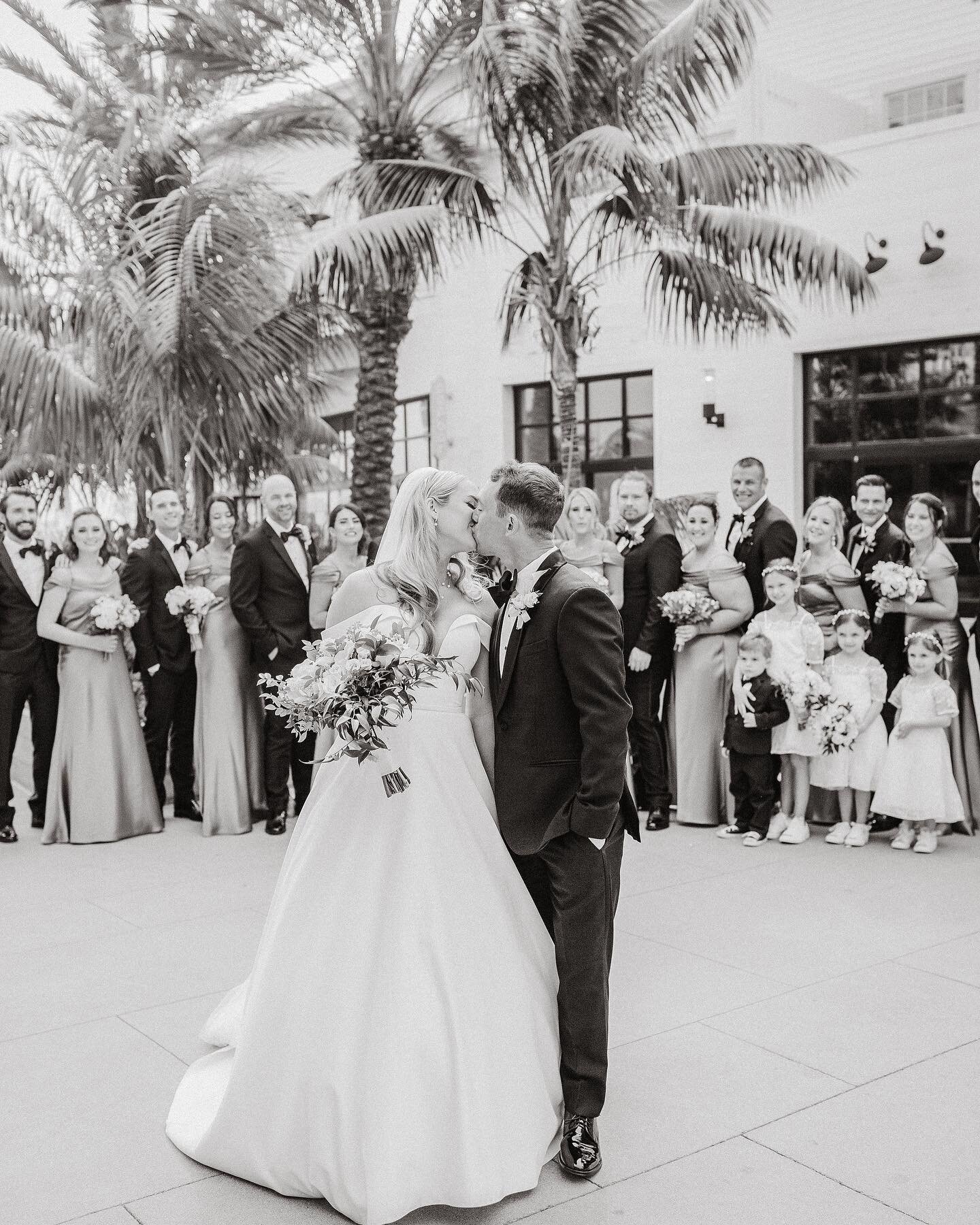 Did you take a moment to get outdoors over the weekend? ✨🌱 I sure did and it was so refreshing, rejuvenating, and the perfect recipe for a good start to a new week.⁣🌻
⁣
Congratulations to this beautiful couple! They tied the knot over the weekend o