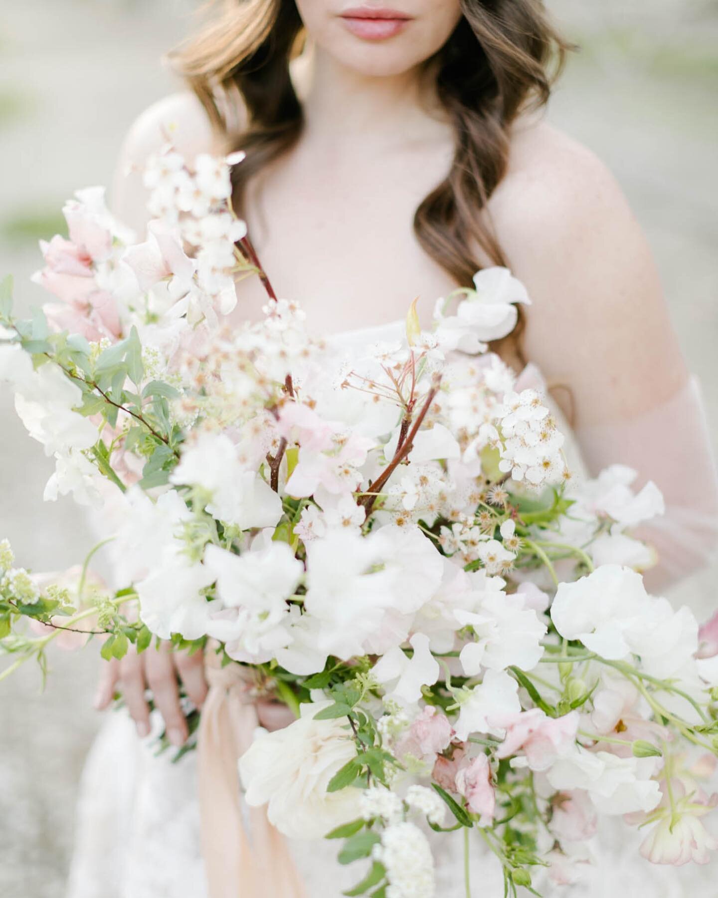 Two posts in one day? Yep, I&rsquo;m on fire. I&rsquo;m actually in need of a good massage and a hot bath 🛁💆🏻&zwj;♀️ but for now I&rsquo;ll take some pretty  florals like these ones right here&hellip; swoon 🥰✨ ⠀
⠀
Planner: @jilliannicoleevents
Ph