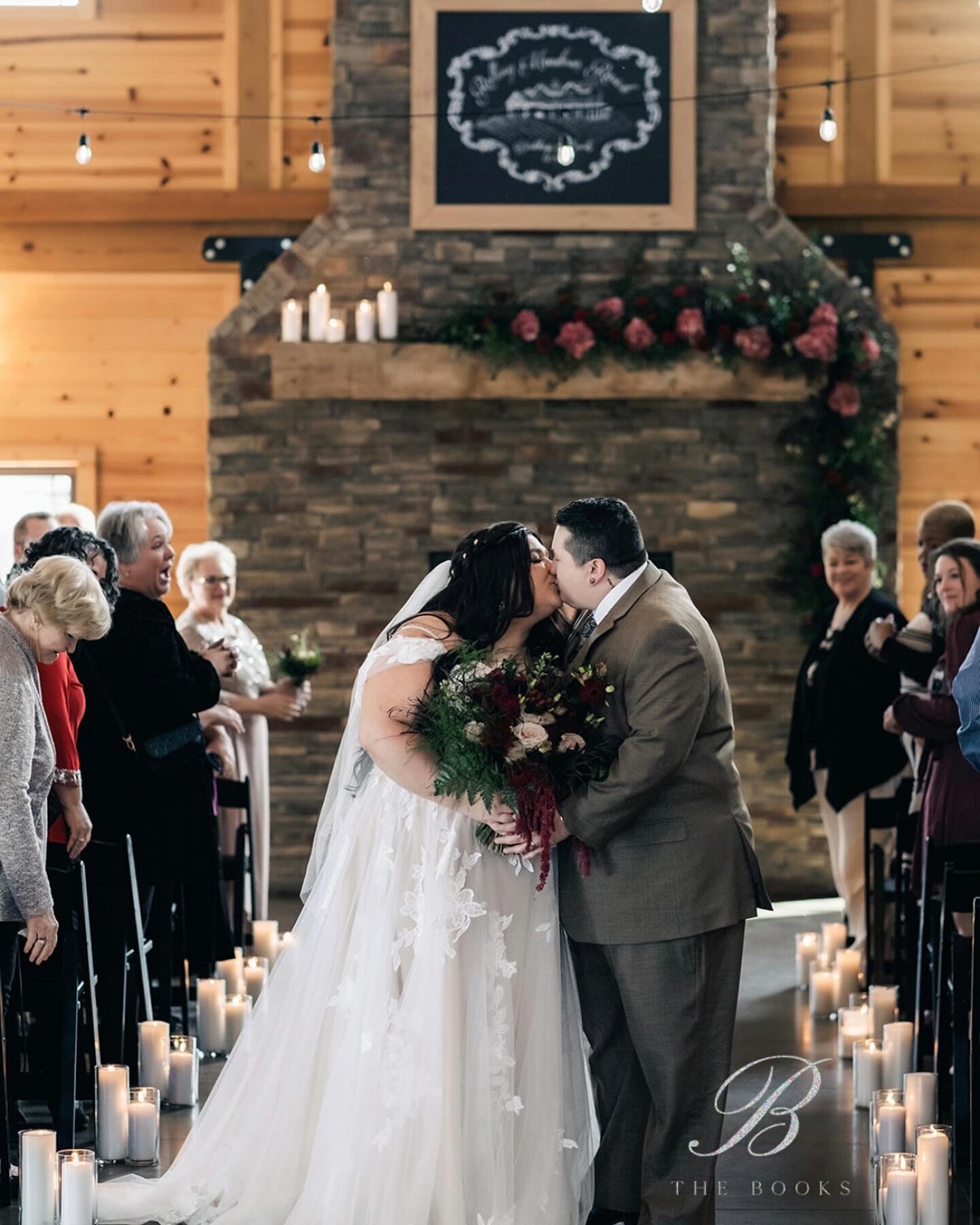 We loved creating this big mantel piece as a ceremony backdrop for A + C on their wedding day! The sweetest couple to work with- we wish you all the happiness 😊 
.
📸: @thebooks.photo 👰🏻&zwj;♀️: @hurst_1995 💒: @rollingmeadowsranch 
.
#magnoliaros