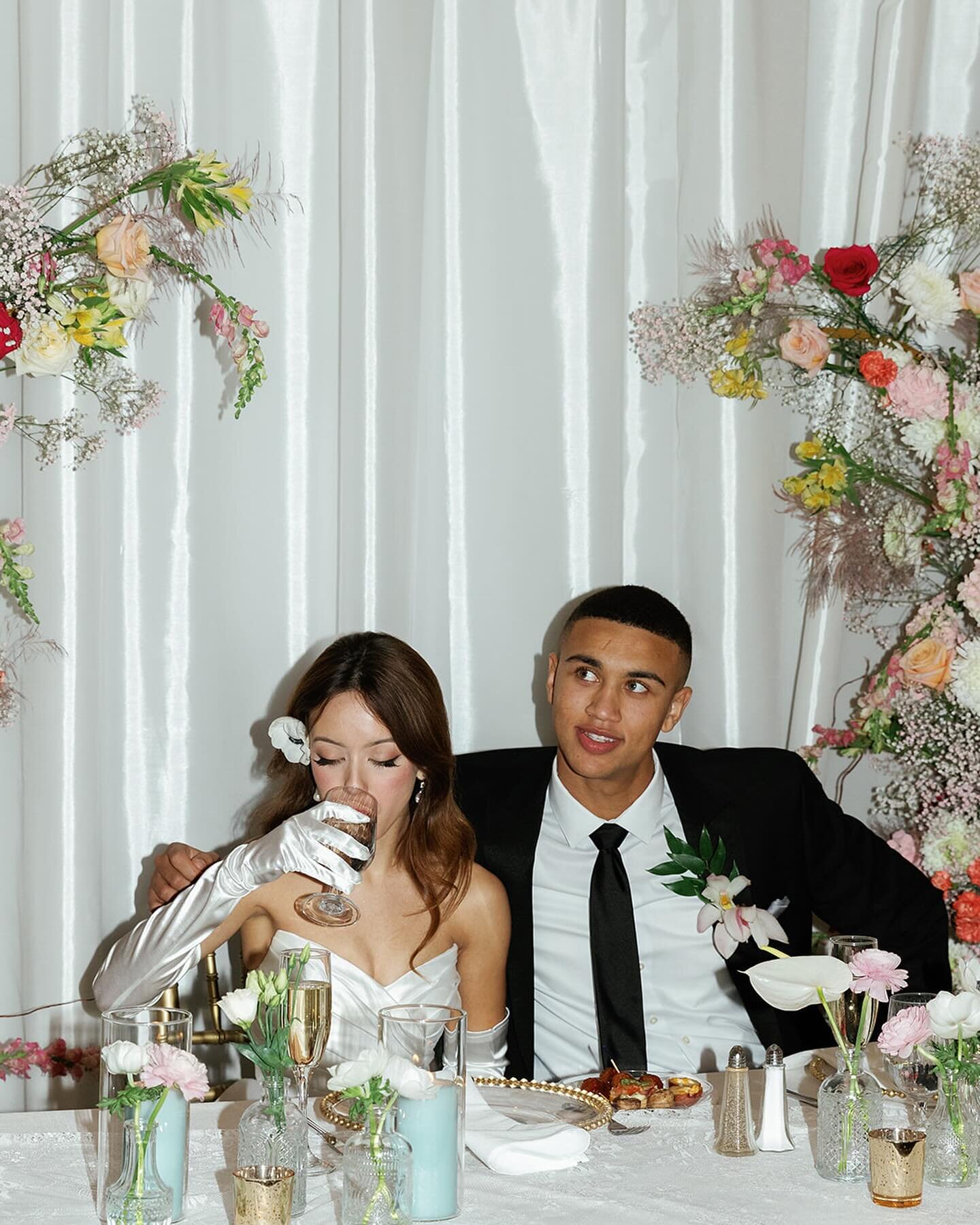 Love is in the air this week and this was one of the most romantic little sweetheart table setups!! K+S are seriously the most adorable- obsessed with their whole wedding vibe 💕 &hellip;can we talk about that split arch 🤩
.
👰🏻&zwj;♀️: @kyliamurdo