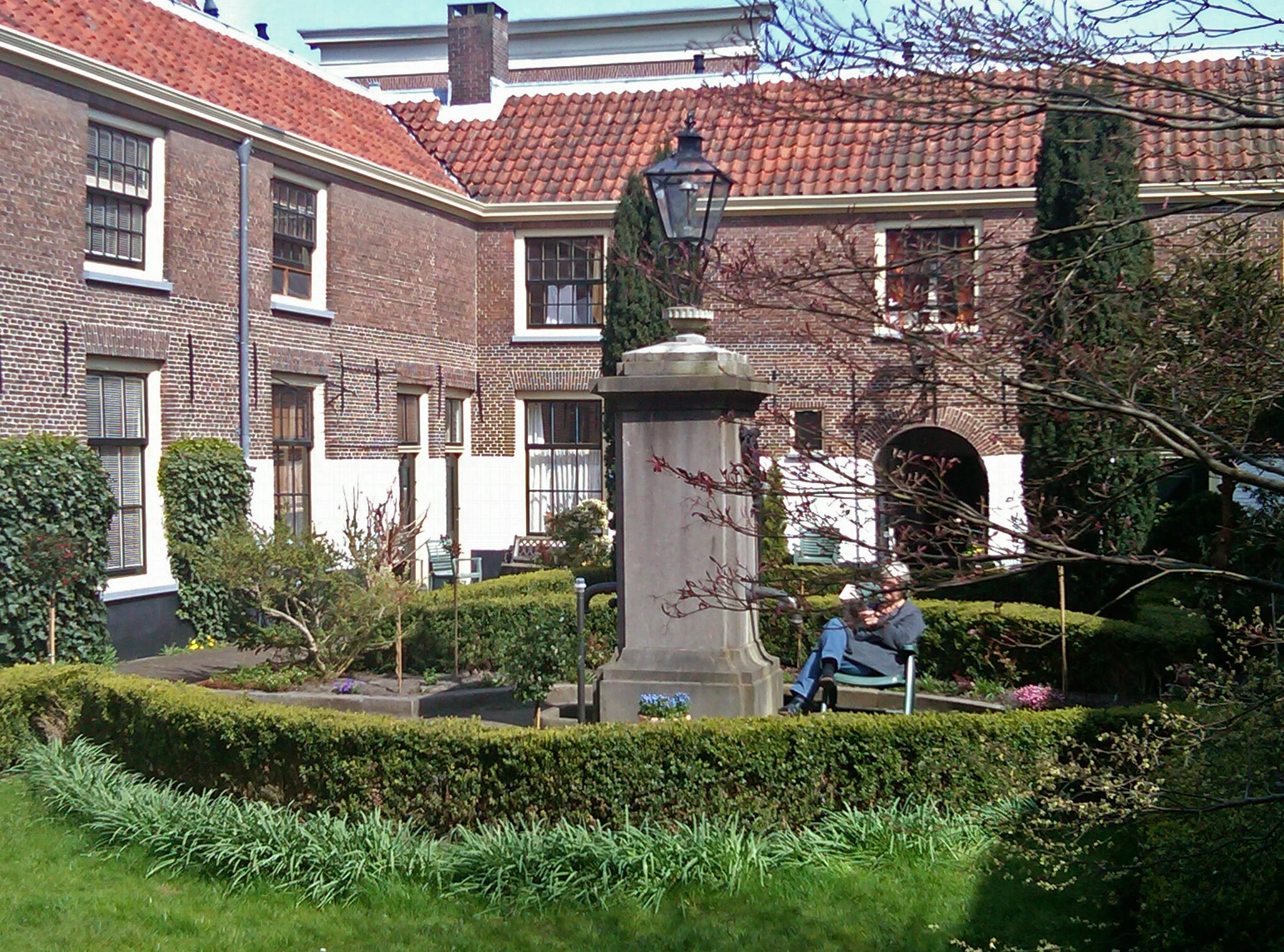 24. van Brouckhoven Hofje, courtyard.JPG