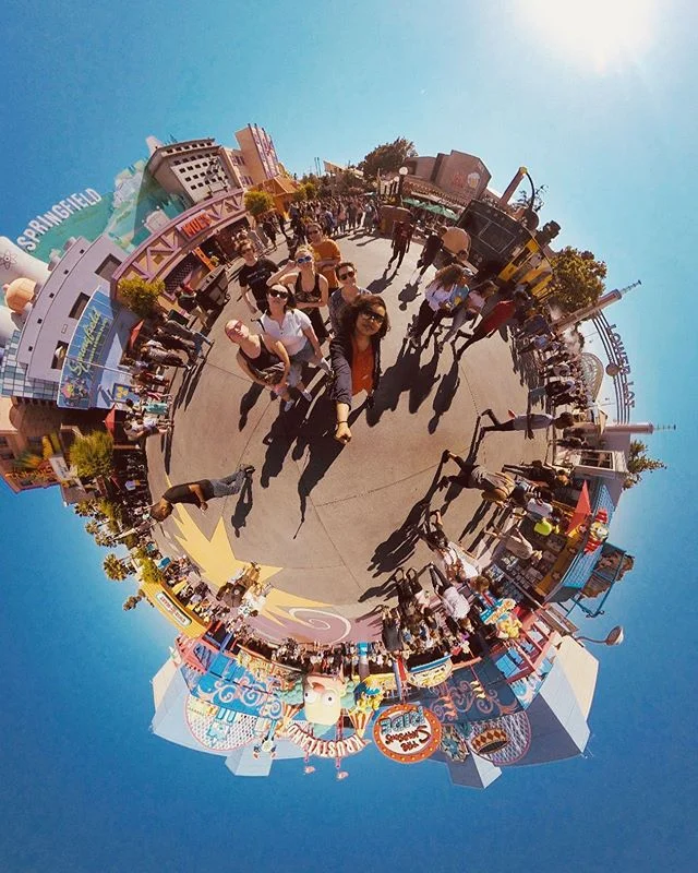 May today be the Fridayest Friday that ever Fridayed ☀️
&bull;
&bull;
&bull;
&bull;
&bull;
#friyayvibes #360photography #universalstudioshollywood #vacationphotographer #losangelesworld #tinyplanet #lifein360 #lifein360photo #simpsonsland #tinyplanet